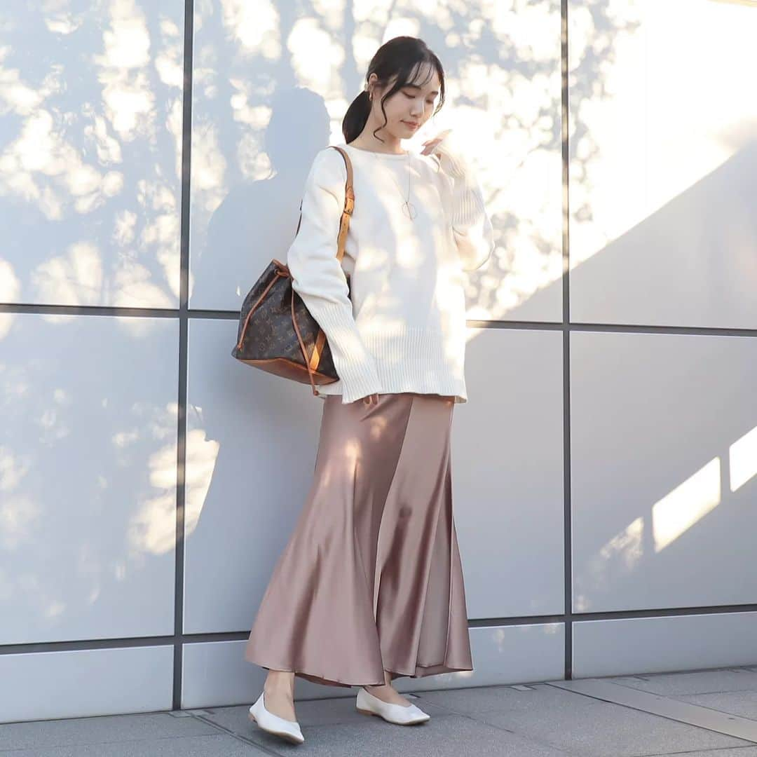 Eri Satoのインスタグラム：「【ivory×beigeコーデ】 · knit: @aquagarage skirt: @eastlife_glanz shoes: @lisavicky_japan · ゴッホ展行った時のコーデ。 @aquagarage の アームウォーマー風ボートネックニット 袖がアームウォーマーみたいな形で 親指が出せるようになってるよ！ あざとさ感じるニット😌💓 サテンスカートで更にあざとさ増量🙌 · 久しぶりにここで写真撮った📸 この日はまだそんなに寒くなかったんだけどなぁ〜！ · · #PR#aquagarage#アクアガレージ #高身長コーデ#ママコーデ#ファッション#コーディネート#プチプラ#プチプラコーデ#秋コーデ#mamagirl#locari#partegram#きれいめカジュアル#お洒落さんと繋がりたい」