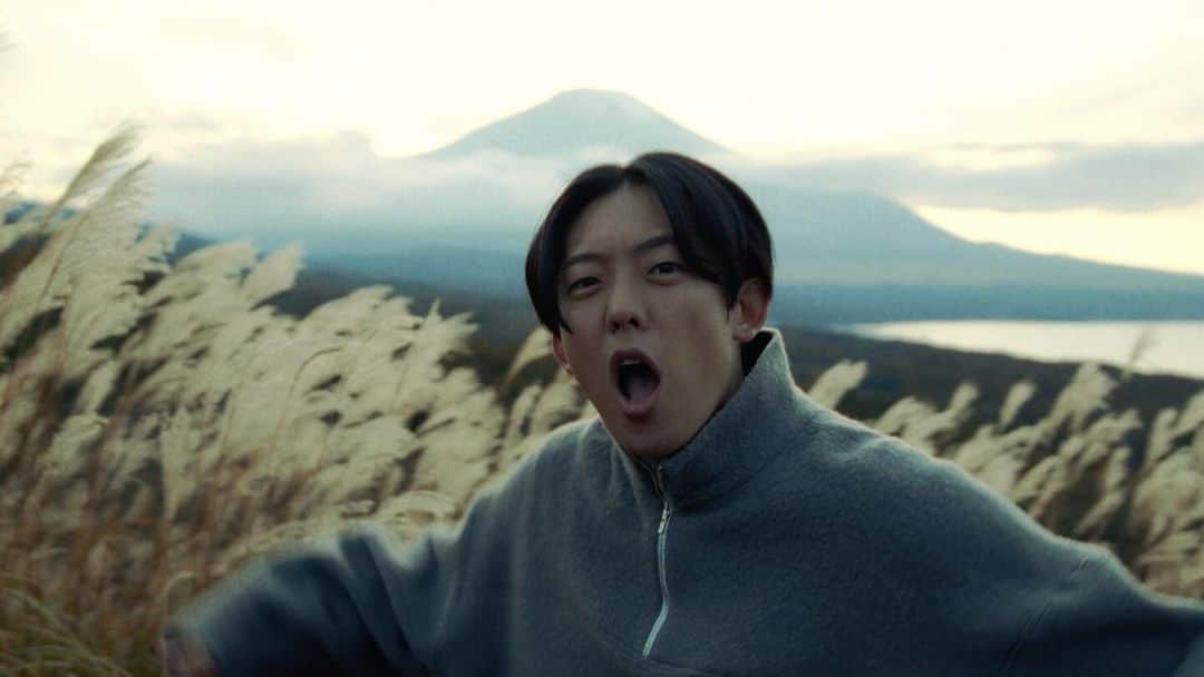 KEN THE 390のインスタグラム：「5枚目、一瞬どこにいるかわからないですよね、、😇  11月13日(月)20時公開🟥 KEN THE 390 - Birthday Cake (Official Video)  衣装協力 Blanc YM　@blanc.ym Liberaiders®︎　@liberaiders」