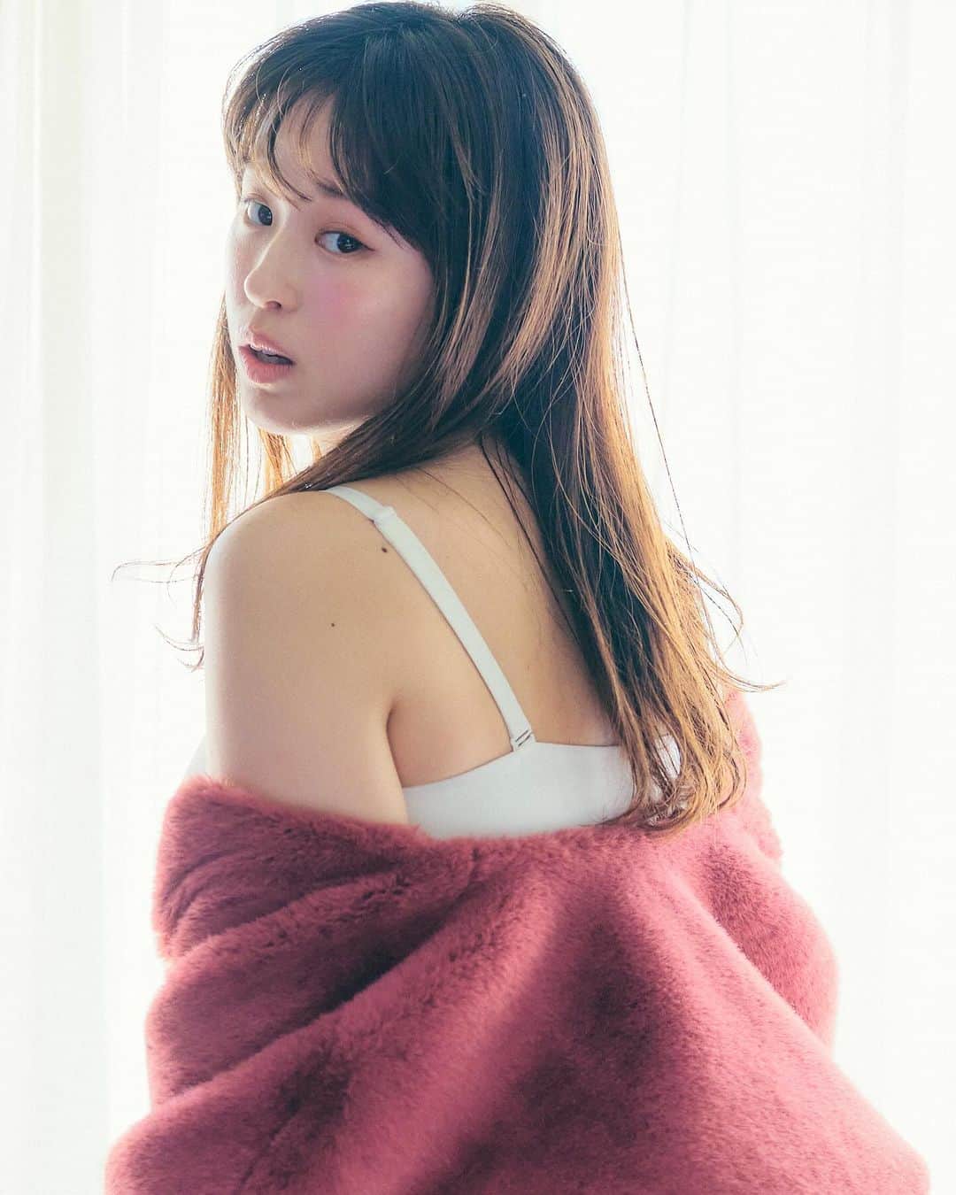 やのあんなさんのインスタグラム写真 - (やのあんなInstagram)「ふかふかの毛布やアウターに包まれたい..秋冬はおしゃれが楽しい🧤🧥  📷 @tomokazu_sasaki」11月12日 14時39分 - anna_inthesea