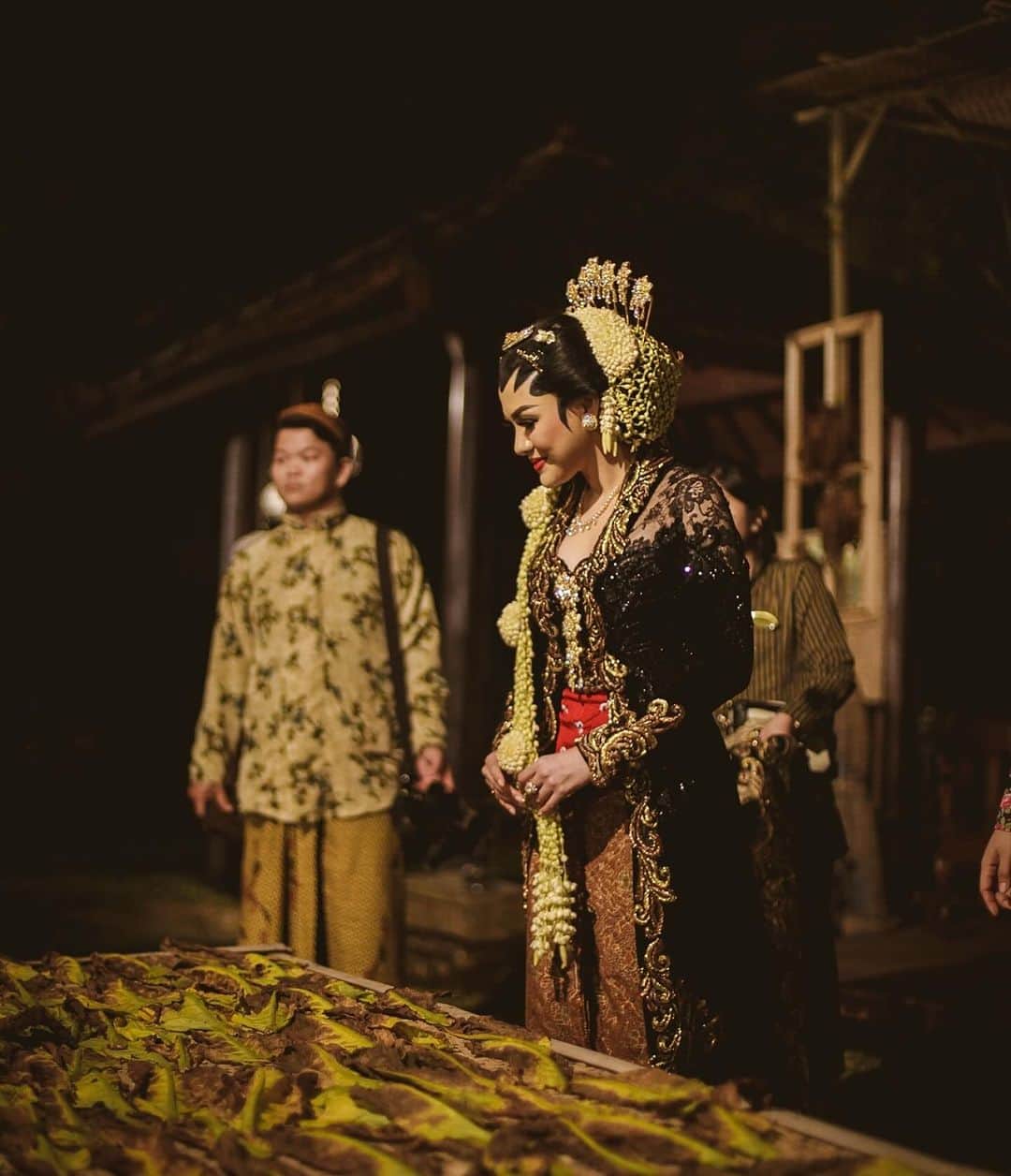Vicky Shuのインスタグラム：「Karena nonton serial Gadis Kretek, nyong dadi kelingan bahwa di Circa 2017 when ndoro shu nikahan, muter ndelok ndelok salah satu sudut dekorasi pernikahan #vickyadembojo di Candi Borobudur Magelang. Saya sesungguhnya tidak merokok namun menurut mbakyu @puspa.candrajati dari @royal_kinanthidekor karena tema pernikahan saya adalah suasana dekor perkampungan sederhana sarat budaya dan kearifan lokal namun penuh kekeluargaan, maka kami hadirkan area jemur bako atau tembakau juga lengkap dengan sajian waroeng yang menyajikan kopi dan rokok kretek.   Hayooo siapa yang hadir waktu itu?  Kebaya pernikahan solo putri yang memukau buah karya maestro bunda @anneavantieheart  Make up terbaik @bennusorumba   Colek @callalilyparty   #vickyadembojo #perjalananvickyshu #jawatengah #candiborobudur #kebayavickyshu #sanggul #pernikahanadatjawa」