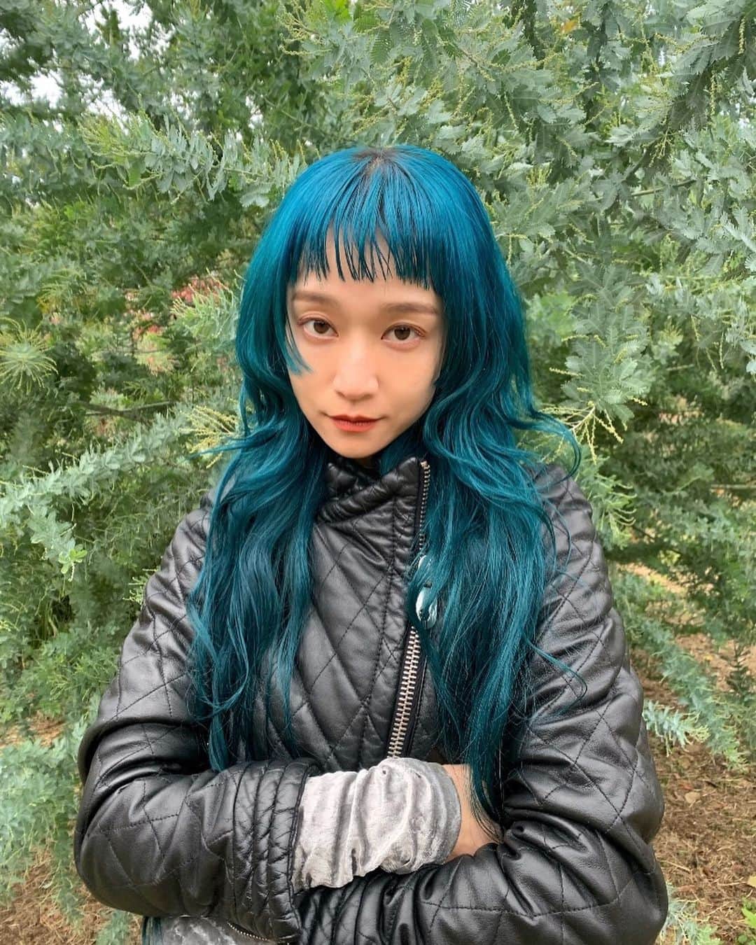 タカハシマイのインスタグラム：「ブルー注入💠💠💠 いつもと雰囲気変えて前髪ギザギザにしてみた！お気に入り！いつもありがとうございます @sawaitakuya 💙 一気に寒くて心が追いつかない！♨️  #bluehair」