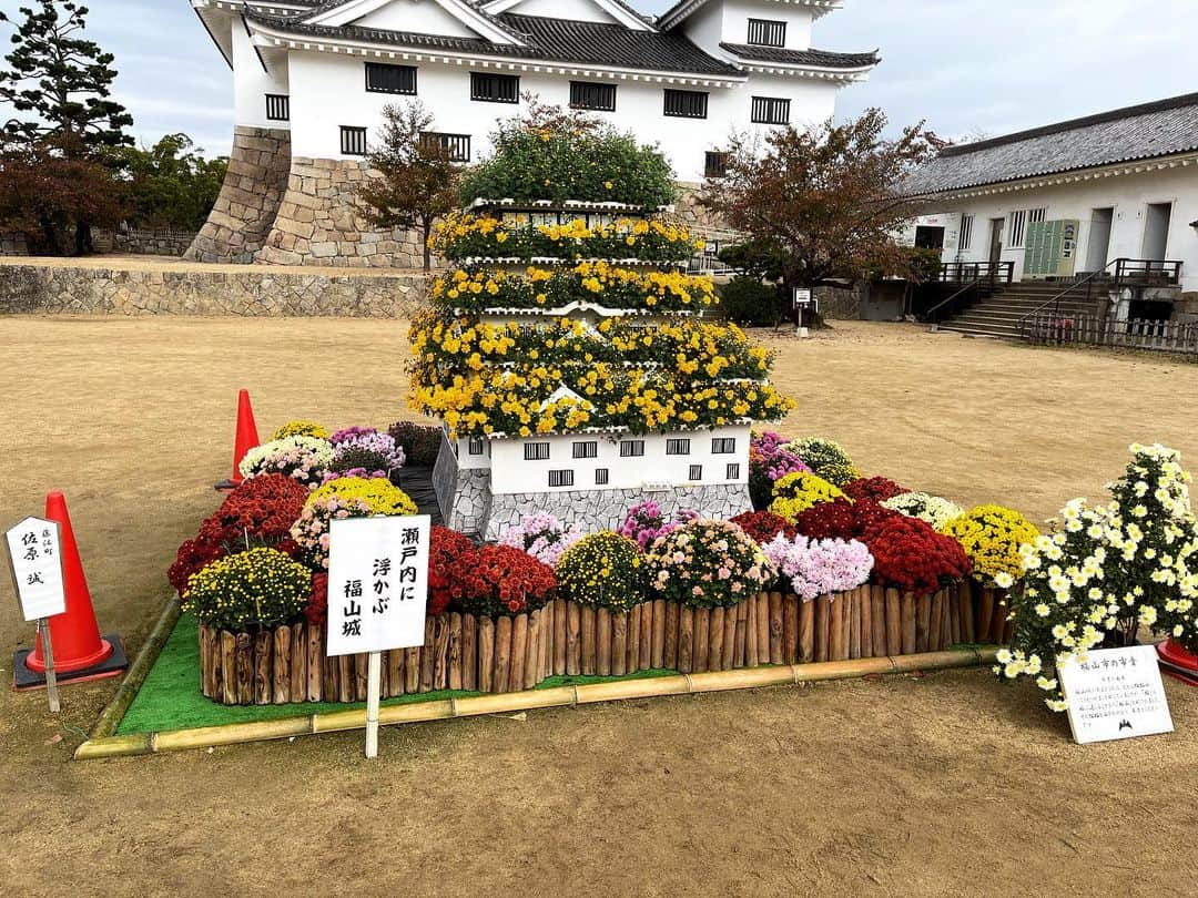 シオマリアッチさんのインスタグラム写真 - (シオマリアッチInstagram)「今日はティモンディと福山市立大学学園祭ありがとオーン!ございました😎🙌🏻  たくさんのお客さんにそっくりな似顔絵まで鬼感謝です🙏✨  福山城もラーメンも最高ォーン!でした🏯🍜また来ますー⚡️⚡️  #ティモンディ #福山市立大学 #福山城 #つたふじ」11月12日 14時48分 - shiomariacchi