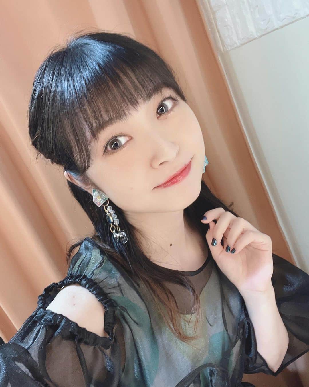 吉岡茉祐のインスタグラム：「#まゆしぃホムパ  ありがとうございました♪  バースデーイベントごとに変えているアイコンを、今年も変更しました。  みんなと作る「楽しいこと」を実現するために数ヶ月動いてきて、改めてイベントを作ることの大変さ、難しさ、たくさん学びました。  一つ一つ乗り越えて、ついにお披露目できた時はやっぱり嬉しいもので。 それを一緒に迎えてくれた皆様に、心から感謝しています。  10周年というアニバーサリーに集まってくれたこと、誕生日をお祝いしてくれたこと、本当にありがとう😊 それだけじゃなく、私のわがままに笑顔で見守ってくれること…本当に優しすぎます。ありがとう。  みんなへの想いはイベントと、お渡ししたてがみに込めました。  このイベントは、ゴールではなく、まだまだこの先にある活動の中のほんの一部で、通過点のようなもの。 まだあります。 やりたいこと、やらなきゃいけないこと。 あたりまえのようであたりまえじゃない出会いに感謝。  またここから、ハジマルんだという気持ちで！  追伸 自己評価低いってコメントに対して、みんながすごく頷いていたのが何気に衝撃だったので、これからはもう少し自分に自信を持って行動できるようにする、という目標ができました。」