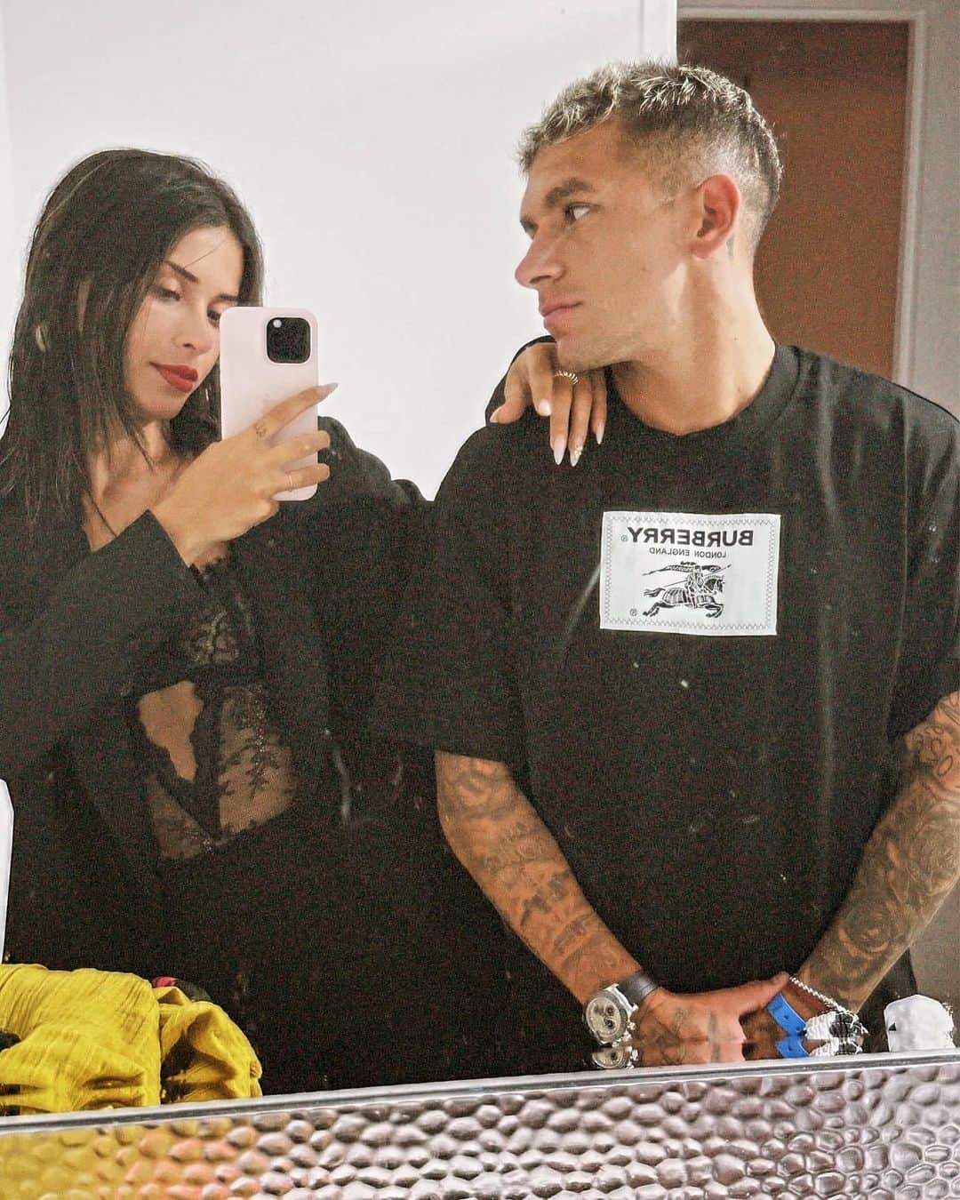 ルーカス・トレイラのインスタグラム：「Tú eres mi mejor lugar. Me encanta tenerte en mi vida.   Seni çok seviyorum aşkım 🤍   @devrimozkan」