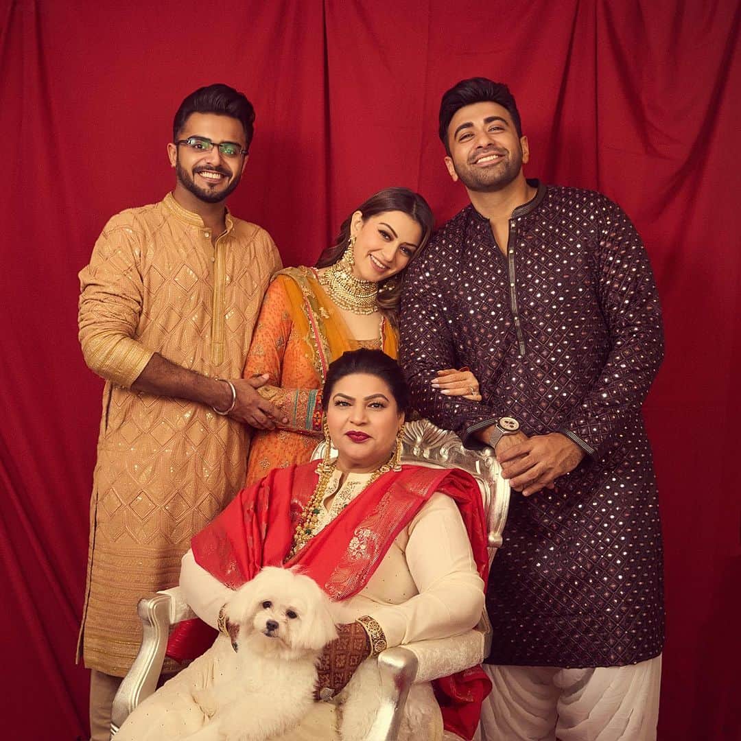 ハンシカ・モトワニのインスタグラム：「Happy Diwali 🪔from us to you❤️ Love & light always ✨」