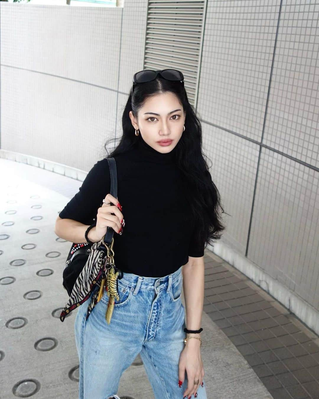 ギャビーのインスタグラム：「Blend in with my black hair ☑️🖤」