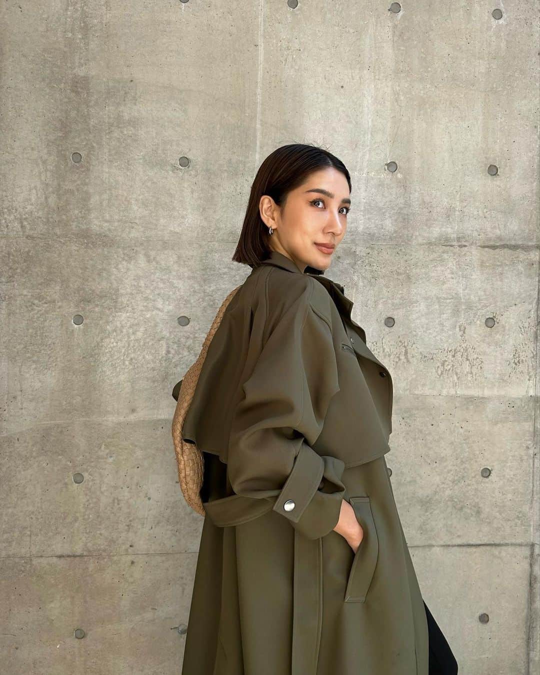 HARUEのインスタグラム：「Sunday 🧥🍂  ジップやヨークの開け方次第で色んな着こなしが楽しめるロングコート🍂  機能性もあって軽くて着やすい🤎  ストーリーズにリンク載せてるのでチェックしてみてね🔗  ⁡#aplustokyo #a_plus_tokyo」
