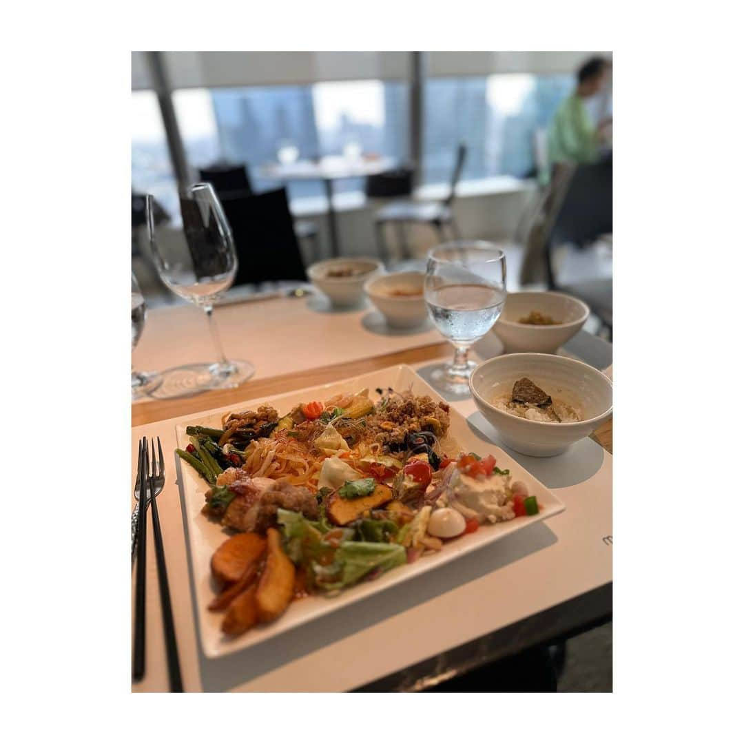 濱田玲さんのインスタグラム写真 - (濱田玲Instagram)「🍽️  ここ最近 とても幸せを感じる🥺  私の代わりに 怒ってくれたり 泣いてくれたり 喜んでくれたり  とても温かい気持ちがする🤗  人は変わっていくものだけど 心根で繋がっている友だちとは 何年経っても友だちでいられるなぁ  なんて思う日曜日のゆる〜い時間☺️  また行こうね😘 @aichin8229   #カラオケ行ったら昭和歌謡ぶっ込んできた友達に便乗 #凸凹コンビ #攻めしかない2人と言われるあたすたち🤪 #丸の内ランチ」11月12日 15時01分 - rei.h_0302