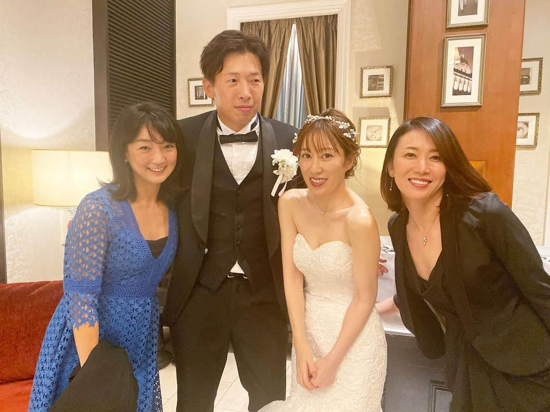 田中雅美のインスタグラム：「10月の暑さ和らぐ心地よい日の金曜日。  ・ ・ お友達の結婚式に出席させていただきました。  おもてなし心が半端ない大人の主役のお二人は、なんとなんと「ルイ　ロデレール　クリスタル🍾」をフリードリンクに😳 凄すぎる〜💖  ・ ・ 花嫁の愛ちゃんは本当に美しく、旦那様のピアノ披露も素敵で、華やかでありながらもアットホームな雰囲気で、とても楽しい披露宴でした✨  岩崎恭子ちゃんともゆっくり会えた♡  ・ ・ 愛ちゃん、旦那様、本当におめでとう〜✨  ・ ・ #結婚式 #披露宴 #おめでとう #大人の結婚式 #ルイロデレール #クリスタル #シャンパン #飲み放題 #凄すぎた」