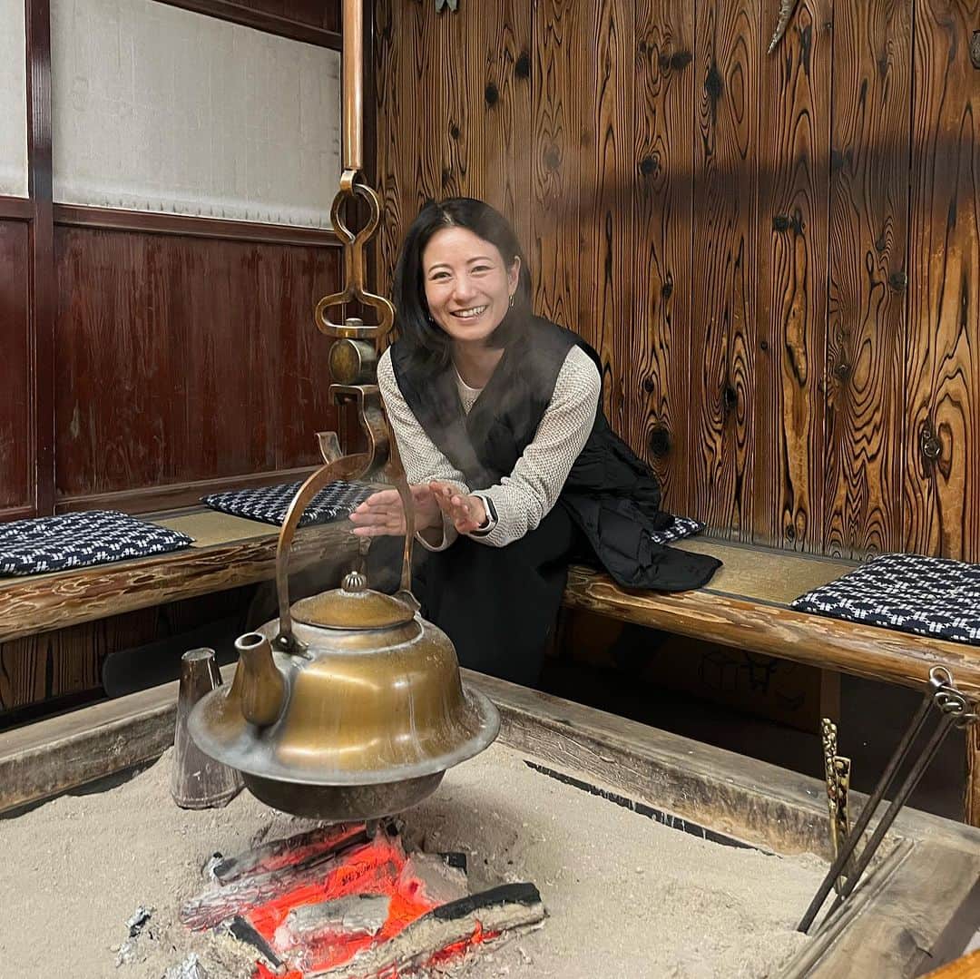 のインスタグラム：「冷えますね。 囲炉裏って、ホッとしますね。 （でも、今日じゃない😆）  今週の出演情報、amebloにアップしました。  #馬場典子 #ばばちゃんネル」