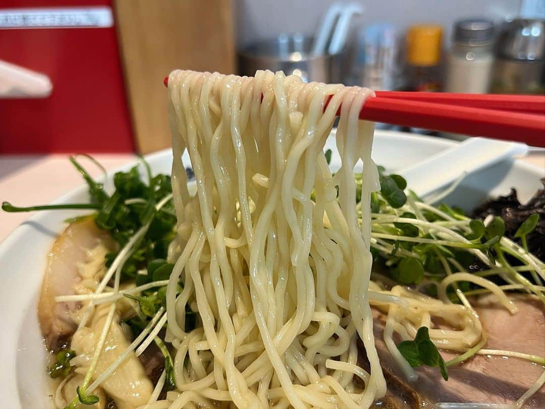 SUSURUさんのインスタグラム写真 - (SUSURUInstagram)「バズレシピのリュウジさんと一緒に千葉でラーメンすすってきました。 海空土、うめえ！つけ麺特にエッジ効いててうまいです。 #susuru_tv #らーめん海空土 #海空土 #都賀 #千葉 #煮干しラーメン #うまい #リュウジ さん  #ラーメン #らーめん #ramen #ラーメン部 #ramennoodles #毎日ラーメン生活 #麺スタグラム #japaneseramen #japanramen #foodstagram #foodie #noodles #instanoodle #instaramen #instafood #千葉ラーメン #にぼしラーメン」11月12日 15時17分 - susuru_tv