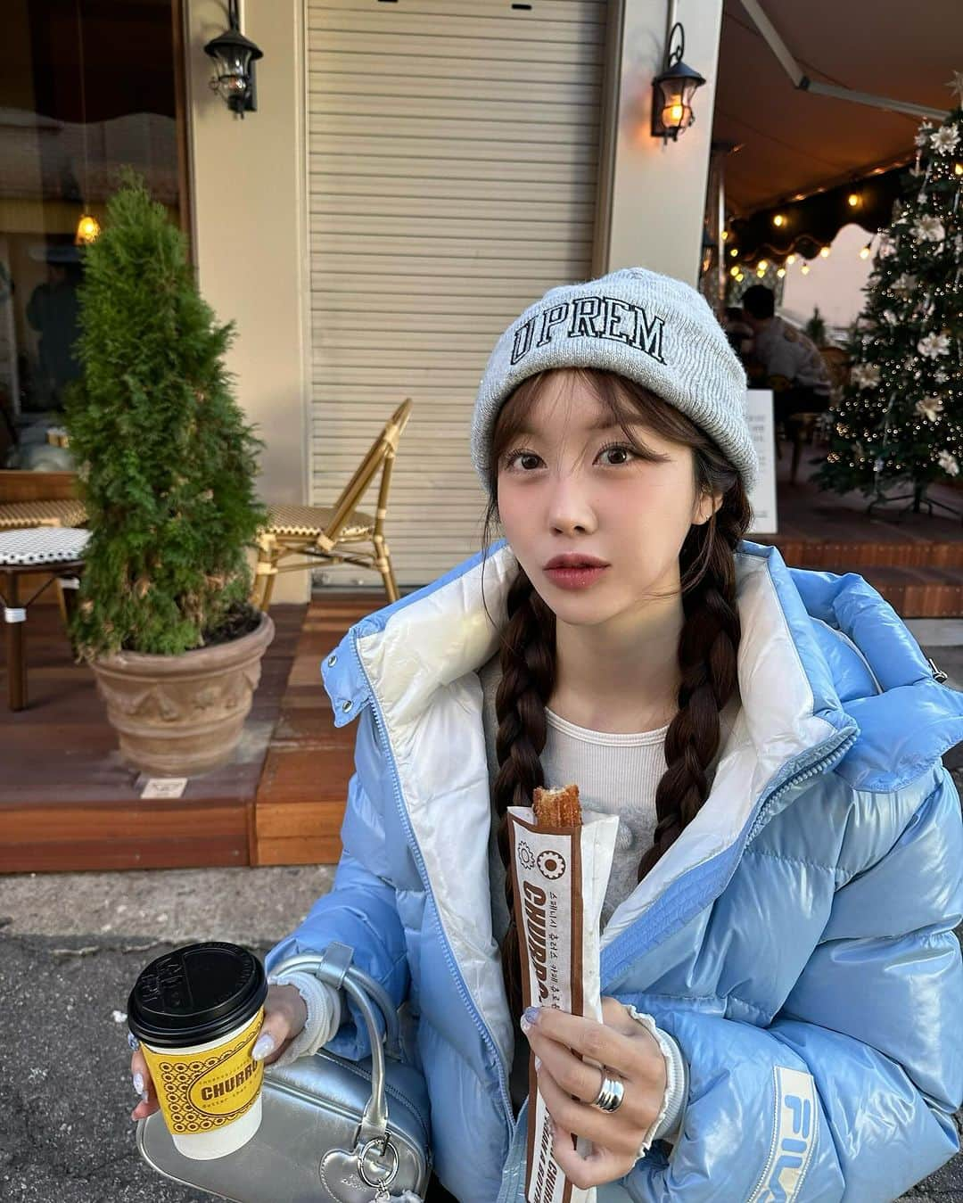 COCO さんのインスタグラム写真 - (COCO Instagram)「요거 스토리 문의 폭팔했던 패딩 드디어 공개 합니다❄️☃️ 휠라의 시그니쳐 #광고 <밀라노 다운>은 프리미엄 구스 다운 충전재를 사용해수 작년보다 더! 가볍고 더! 따뜻해졌답니다🩵 이 볼륨,  글로시한 소재, 은은한 광택까지 너무 완벽해...  이번에 한소희님이 거대하게 등장하는 광고 정말 인상깊더라구요, 여러분도 휠라패딩도 꼭 입어보세요! 다른 컬러들도 너무이뻐요🤍🖤🩵🩷🤎  #휠라패딩 #밀라노다운 #휠라 #한소희패딩」11月12日 15時09分 - rilaccoco