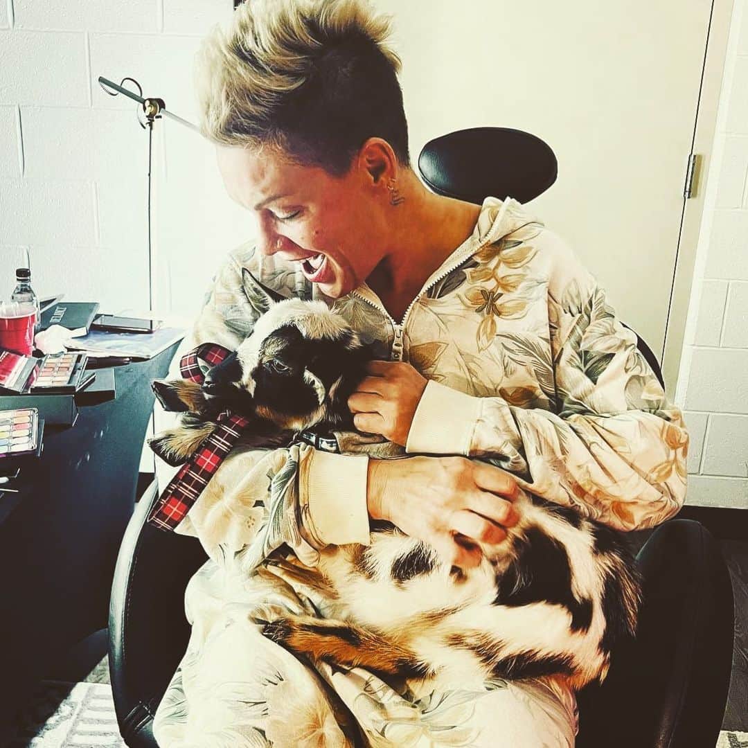 P!nk（ピンク）のインスタグラム：「I know what I want for Christmas 🎄 slash Chanukah 🕎 #babygoatsplease」