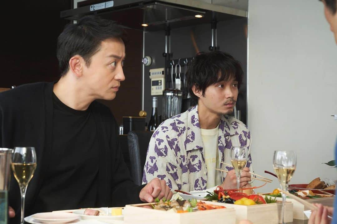 きのう何食べた？ season2さんのインスタグラム写真 - (きのう何食べた？ season2Instagram)「.  #きのう何食べた？ season2 第6話見逃し配信中🎬✨  #TVer #ネットもテレ東 #UNEXT #Lemino   ニューイヤーパーティー🎍 シロさんが手土産代わりに持参した ▪️豚の角煮 ▪️黒豆  #西島秀俊 #内野聖陽 #山本耕史 #磯村勇斗 #何食べ」11月12日 15時10分 - movie_nanitabe