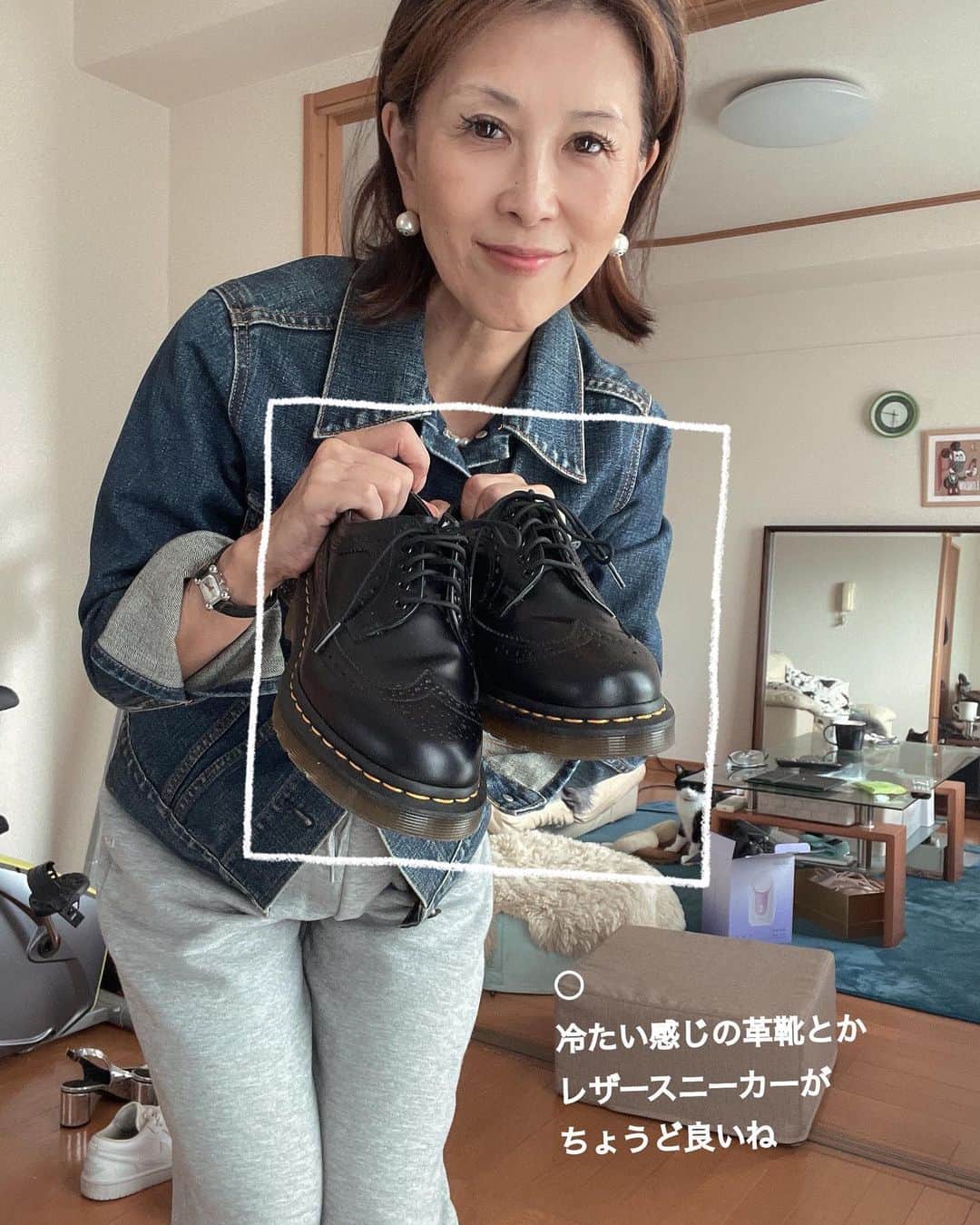 Naoko（なおこ）さんのインスタグラム写真 - (Naoko（なおこ）Instagram)「🙋‍♀️ 🙋‍♀️ 🙋‍♀️ マイプロの スウェットパンツが二枚も来たから なおこなら こう着る！ 的な投稿を センエツながらさせて いただきます☺️  まず 1️⃣カジュアルすぎる生地なので 靴まで同じに スウェードや、柔らかい感じだと モッサリ感がするので 冷たいテクスチャの素材を 選びますね。あたいは。  2️⃣スエット上下は スポーツのときにして 上はセーターがおすすめだ！ アクセサリーも 冠婚葬祭でしかつけないパールぐらいの フォーマルさで バランスとれればなとおもてます。  3️⃣足のリブがなかなかハードル高いということを皆様、知ってますか？😂 リブを隠すだけで 一気に垢抜け🤣🗯️  あたいは短足なので 一石二鳥でござる💬🥸  @myproteinjp  いま 続々SALE品でてます。  しばらくSALEだけど 少しずつ割引額が違うから めちゃくちゃ割引のときに 買って、お得に オシャレしましょ。  わたしかなり 注文したので 今冬はマイプロと ともに生きる所存です🫡  #マイプロアパレル #マイプロ #myprotein   #筋トレ女子 #フィットネス女子#フィットネス#Fitness#筋トレ女子と繋がりたい #筋トレ好き#筋トレ好きと繋がりたい#減量 #くびれ#美ボディ #アラフィフ#アラフィフコーデ#ボディメイク #50代#健康 #熊本 #kumamotocafe」11月12日 15時11分 - smile_naohibi
