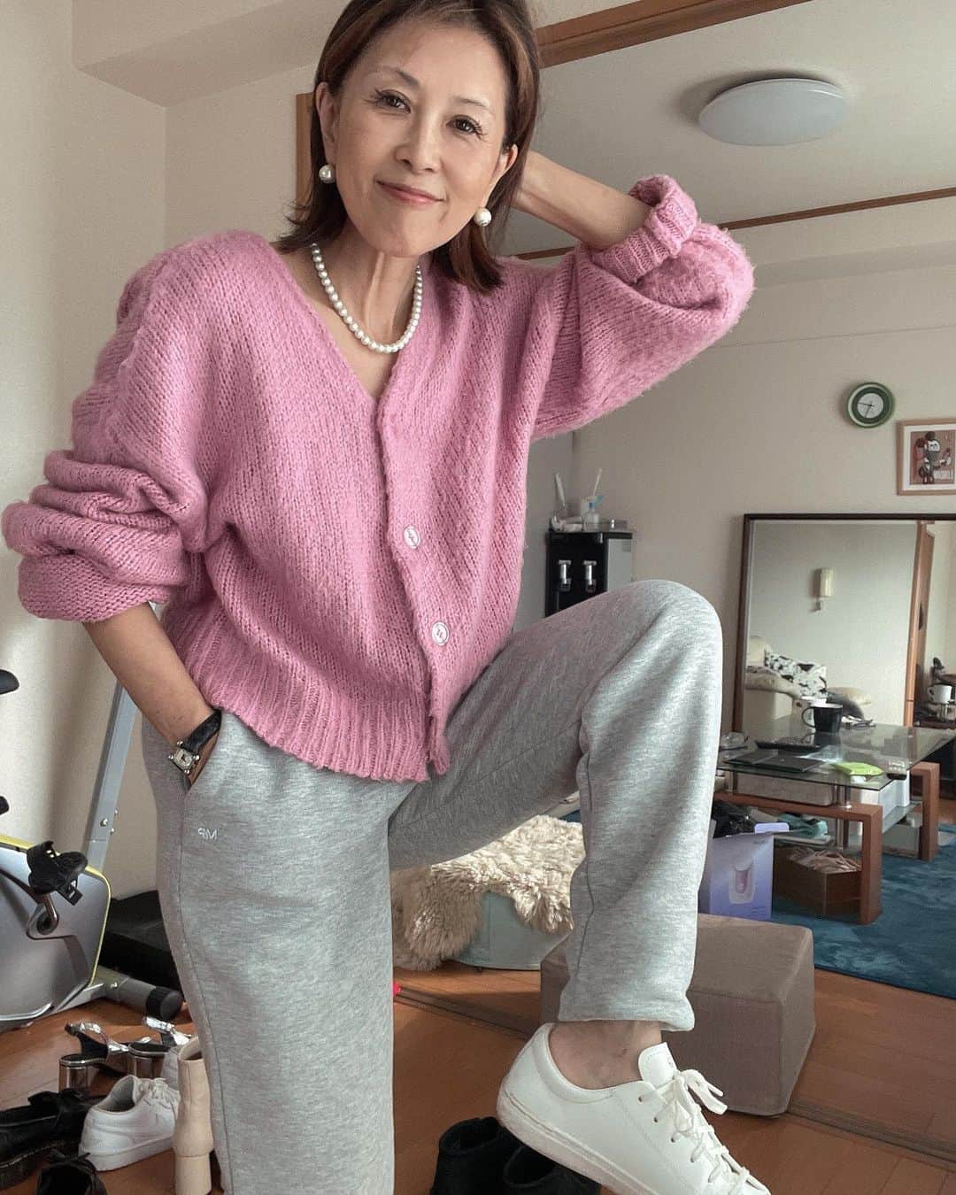 Naoko（なおこ）のインスタグラム：「🙋‍♀️ 🙋‍♀️ 🙋‍♀️ マイプロの スウェットパンツが二枚も来たから なおこなら こう着る！ 的な投稿を センエツながらさせて いただきます☺️  まず 1️⃣カジュアルすぎる生地なので 靴まで同じに スウェードや、柔らかい感じだと モッサリ感がするので 冷たいテクスチャの素材を 選びますね。あたいは。  2️⃣スエット上下は スポーツのときにして 上はセーターがおすすめだ！ アクセサリーも 冠婚葬祭でしかつけないパールぐらいの フォーマルさで バランスとれればなとおもてます。  3️⃣足のリブがなかなかハードル高いということを皆様、知ってますか？😂 リブを隠すだけで 一気に垢抜け🤣🗯️  あたいは短足なので 一石二鳥でござる💬🥸  @myproteinjp  いま 続々SALE品でてます。  しばらくSALEだけど 少しずつ割引額が違うから めちゃくちゃ割引のときに 買って、お得に オシャレしましょ。  わたしかなり 注文したので 今冬はマイプロと ともに生きる所存です🫡  #マイプロアパレル #マイプロ #myprotein   #筋トレ女子 #フィットネス女子#フィットネス#Fitness#筋トレ女子と繋がりたい #筋トレ好き#筋トレ好きと繋がりたい#減量 #くびれ#美ボディ #アラフィフ#アラフィフコーデ#ボディメイク #50代#健康 #熊本 #kumamotocafe」