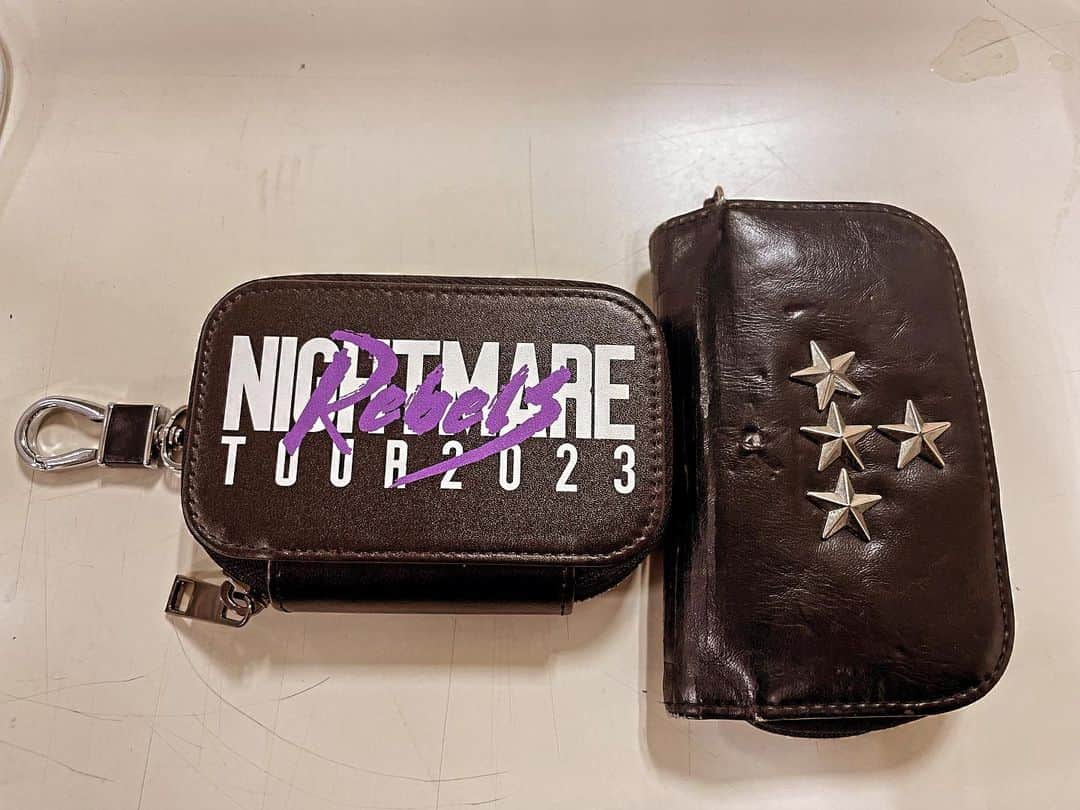 のインスタグラム：「ツアー初日　横浜BayHALL やんちゃに行きます🤘🏻  右側の活動休止ツアーGOODSキーケースをずっと使っていましたがボロボロなので…今回のツアーGOODSキーケースにします〜。皆でお揃いにしよぜー！✨ #ナイトメア #横浜」