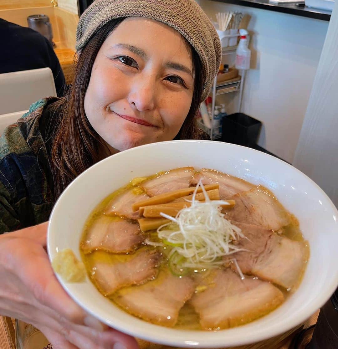 アンジェラ佐藤さんのインスタグラム写真 - (アンジェラ佐藤Instagram)「昨日の昼は ラーメン5杯食べ歩き‪🍜  1軒目『とくいち』（１枚目〜4枚目） ・1杯目 限定メニューの“蝦夷鹿のジュ/仙年味噌／菊と胡椒” ・2杯目 特上らぁ麺 塩 ・3杯目 らぁ麺掛け 鶏醤  インスタ投稿で見た限定メニューがなまら気になり過ぎてお邪魔。椎茸出汁の泡のスープのインパクト😳 蝦夷鹿のひき肉たっぷりと入った濃厚な味噌。 麺の歯応えが凄い独特( ﾟДﾟ)ｳﾏｰ  ２軒目『ラーメンツバメ』（5枚目〜6枚目） ・4杯目 周年限定の“雲呑とカシワの中華そば ” 11月11日に111杯限定の周年メニュー スッキリした醤油に背脂チャッチャの組み合わせ🍜 チュルチュルの雲呑がめちゃ( ﾟДﾟ)ｳﾏｰ  3軒目『かちか』(7枚目〜9枚目) ・5杯目 塩味のらぁ麺 〆ラーメンが食べたくなり近所のかちかさんにお邪魔。 お気に入りの塩。綺麗な麺。あっさりだけどコクが深い( ﾟДﾟ)ｳﾏｰ  #とくいち #ラーメンツバメ #らぁ麺と油そばのお店かちか #札幌ラーメン #ラーメンハシゴ #北海道拉麵 #訪店した順番に写真アップしてマス #ヒンナヒンナ」11月12日 15時26分 - angela_satou