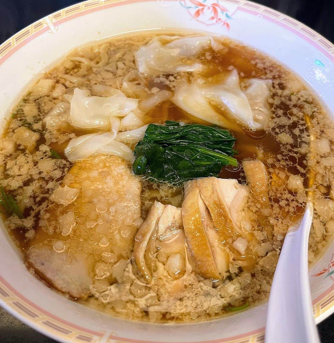 アンジェラ佐藤さんのインスタグラム写真 - (アンジェラ佐藤Instagram)「昨日の昼は ラーメン5杯食べ歩き‪🍜  1軒目『とくいち』（１枚目〜4枚目） ・1杯目 限定メニューの“蝦夷鹿のジュ/仙年味噌／菊と胡椒” ・2杯目 特上らぁ麺 塩 ・3杯目 らぁ麺掛け 鶏醤  インスタ投稿で見た限定メニューがなまら気になり過ぎてお邪魔。椎茸出汁の泡のスープのインパクト😳 蝦夷鹿のひき肉たっぷりと入った濃厚な味噌。 麺の歯応えが凄い独特( ﾟДﾟ)ｳﾏｰ  ２軒目『ラーメンツバメ』（5枚目〜6枚目） ・4杯目 周年限定の“雲呑とカシワの中華そば ” 11月11日に111杯限定の周年メニュー スッキリした醤油に背脂チャッチャの組み合わせ🍜 チュルチュルの雲呑がめちゃ( ﾟДﾟ)ｳﾏｰ  3軒目『かちか』(7枚目〜9枚目) ・5杯目 塩味のらぁ麺 〆ラーメンが食べたくなり近所のかちかさんにお邪魔。 お気に入りの塩。綺麗な麺。あっさりだけどコクが深い( ﾟДﾟ)ｳﾏｰ  #とくいち #ラーメンツバメ #らぁ麺と油そばのお店かちか #札幌ラーメン #ラーメンハシゴ #北海道拉麵 #訪店した順番に写真アップしてマス #ヒンナヒンナ」11月12日 15時26分 - angela_satou