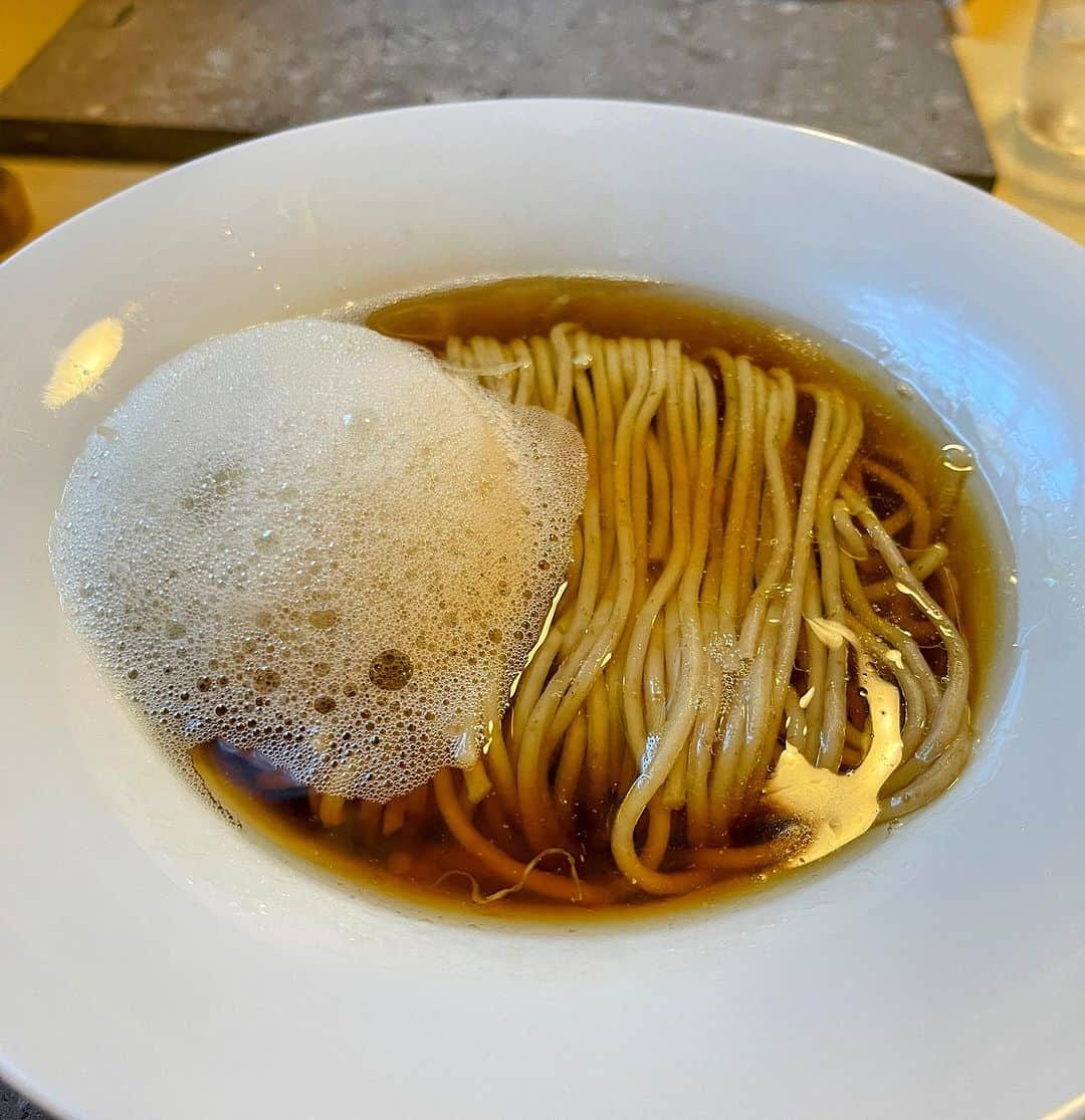 アンジェラ佐藤さんのインスタグラム写真 - (アンジェラ佐藤Instagram)「昨日の昼は ラーメン5杯食べ歩き‪🍜  1軒目『とくいち』（１枚目〜4枚目） ・1杯目 限定メニューの“蝦夷鹿のジュ/仙年味噌／菊と胡椒” ・2杯目 特上らぁ麺 塩 ・3杯目 らぁ麺掛け 鶏醤  インスタ投稿で見た限定メニューがなまら気になり過ぎてお邪魔。椎茸出汁の泡のスープのインパクト😳 蝦夷鹿のひき肉たっぷりと入った濃厚な味噌。 麺の歯応えが凄い独特( ﾟДﾟ)ｳﾏｰ  ２軒目『ラーメンツバメ』（5枚目〜6枚目） ・4杯目 周年限定の“雲呑とカシワの中華そば ” 11月11日に111杯限定の周年メニュー スッキリした醤油に背脂チャッチャの組み合わせ🍜 チュルチュルの雲呑がめちゃ( ﾟДﾟ)ｳﾏｰ  3軒目『かちか』(7枚目〜9枚目) ・5杯目 塩味のらぁ麺 〆ラーメンが食べたくなり近所のかちかさんにお邪魔。 お気に入りの塩。綺麗な麺。あっさりだけどコクが深い( ﾟДﾟ)ｳﾏｰ  #とくいち #ラーメンツバメ #らぁ麺と油そばのお店かちか #札幌ラーメン #ラーメンハシゴ #北海道拉麵 #訪店した順番に写真アップしてマス #ヒンナヒンナ」11月12日 15時26分 - angela_satou