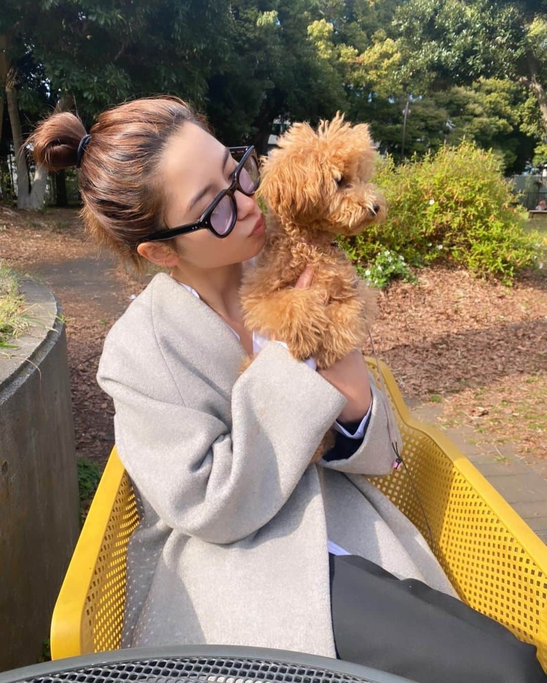 ヴァッツ美良さんのインスタグラム写真 - (ヴァッツ美良Instagram)「犬吸いって ヨガを毎日30分やるのと同じくらい リラックス効果があるらしい、笑  どっかの何かに書いてあった。笑  吸いすぎて最後逃げられました🥲  #ワンコとお出かけ #わんこのいる生活 #ワンコなしでは生きて行けません会 #ボサボサ期」11月12日 15時18分 - miravats_06