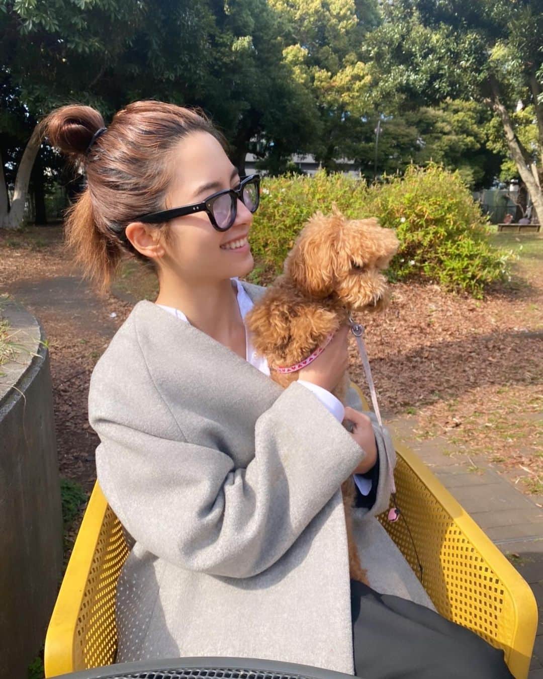 ヴァッツ美良さんのインスタグラム写真 - (ヴァッツ美良Instagram)「犬吸いって ヨガを毎日30分やるのと同じくらい リラックス効果があるらしい、笑  どっかの何かに書いてあった。笑  吸いすぎて最後逃げられました🥲  #ワンコとお出かけ #わんこのいる生活 #ワンコなしでは生きて行けません会 #ボサボサ期」11月12日 15時18分 - miravats_06