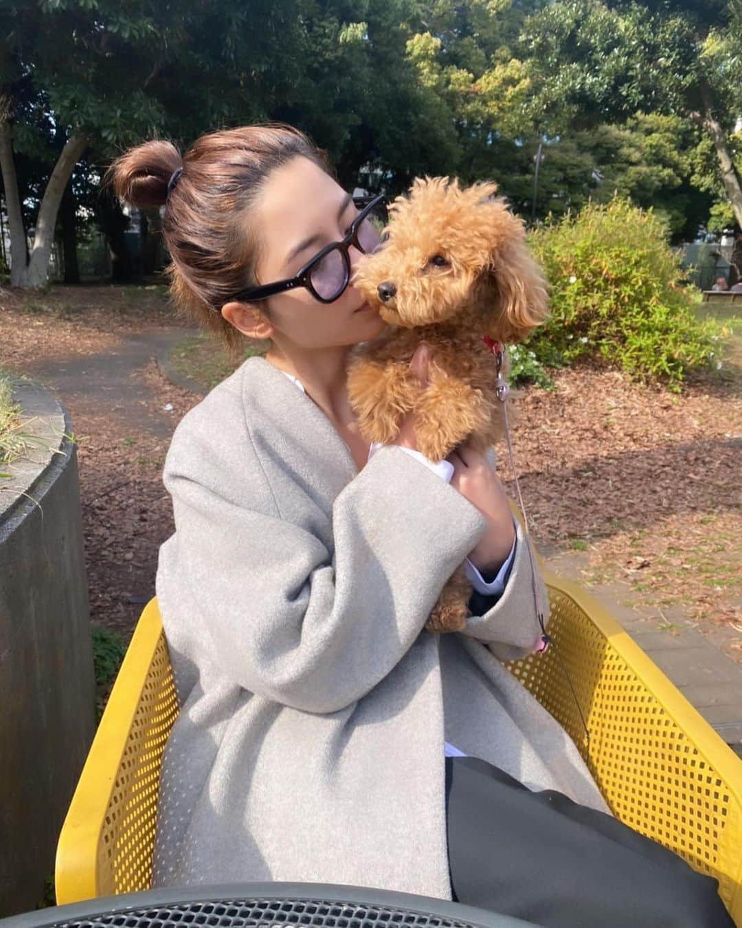 ヴァッツ美良のインスタグラム：「犬吸いって ヨガを毎日30分やるのと同じくらい リラックス効果があるらしい、笑  どっかの何かに書いてあった。笑  吸いすぎて最後逃げられました🥲  #ワンコとお出かけ #わんこのいる生活 #ワンコなしでは生きて行けません会 #ボサボサ期」