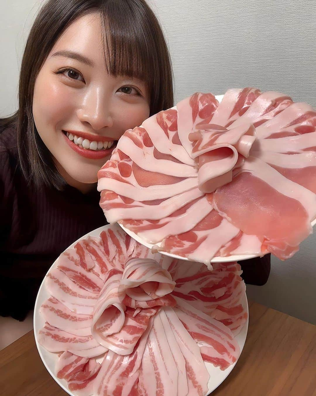 春原未来さんのインスタグラム写真 - (春原未来Instagram)「贅沢なお取り寄せ～😆💓  🐷アグー黒豚(バラ) たっぷり400g以上 🐷アグー黒豚(ロース)たっぷり400g以上 自家製鰹出汁（1L～）シークワーサーぽん酢（4人前）  ぽん酢だけ冷蔵,あとは冷凍で届いた！ 品質を損なわないようにゆっくりと冷蔵解凍して,まずはしゃぶしゃぶ🥰  がっつりアグー豚を味わいたかったから具材は,大根と水菜だけにしたよ！でもそれがめちゃくちゃ正解で！！！  『アグー黒豚＆和牛しゃぶしゃぶ専門店 沖縄しゃぶしゃぶ もとぶ美ら海店』さんの自家製鰹出汁が美味しくて,このお出汁が染みた大根は最高すぎた🙌💓  そして,白菜とか入れると出汁もぽん酢も薄まっちゃうけど,豚肉で大量の水菜を巻いて食べるとあら不思議！ぽん酢の濃度がそこまで変わらずずっとシークワーサーの風味がして美味しい😭💓  1人暮らしには嬉しい悲鳴で,1日目ディナー,2日目ランチ・ディナーと食べ続けたのですが,800g以上あるのでなくならず🤭最後はロース8枚を生姜焼きにして食べました😋🍴  これからの時期,家族で食べるのももちろん！ホームパーティーでみんなで食べるのもおすすめしたいお取り寄せでした！！！  沖縄から発送してくれるのに全国送料無料です🌴🌺✈️ アグーの最上級の豚肉がこのボリュームで17,940円で,美味しくて満足です😊✨️  みんなで食べたらもっと美味しかったんだろうなー！  PR @okinawa_shabushabu_motobu #沖縄しゃぶしゃぶ #しゃぶしゃぶセット #アグー黒豚 #自家製鰹出汁 #シークワーサーぽん酢 #通販グルメ #沖縄グルメ #あぐー豚 #沖縄お取り寄せ #ホームパーティー料理 #豚肉レシピ #本部町グルメ #美ら海水族館近く #贅沢ご飯 #鍋パ #春原未来」11月12日 15時19分 - sunohara_miki