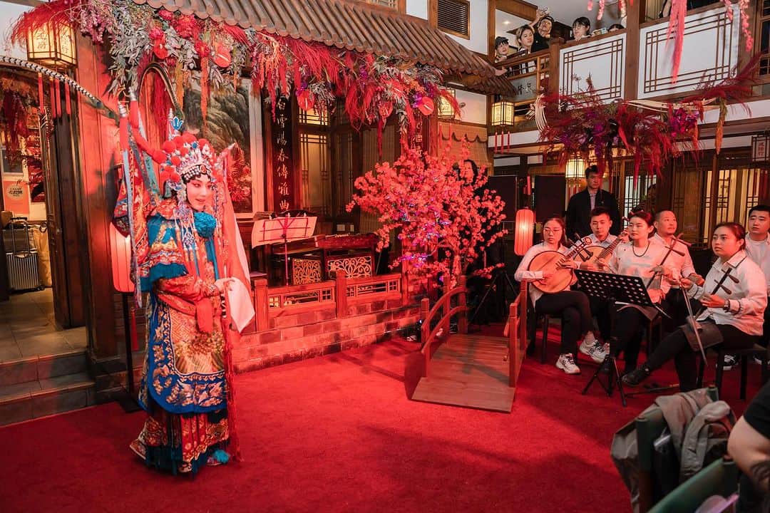 村上隆さんのインスタグラム写真 - (村上隆Instagram)「@perrotin  Shanghi dinner party!  They invited Peking Opera! That was amazing voice ! &  shanghai crabs! Thank you so much all things! @perrotin shanghi & all asia team!」11月12日 15時19分 - takashipom