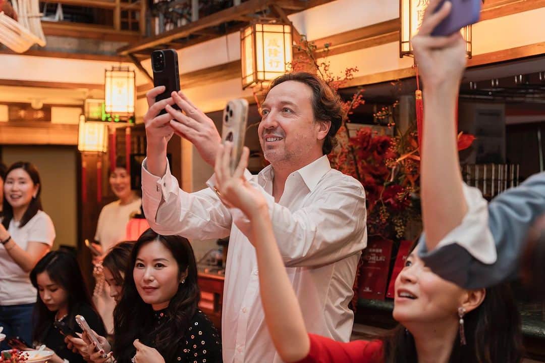村上隆さんのインスタグラム写真 - (村上隆Instagram)「@perrotin  Shanghi dinner party!  They invited Peking Opera! That was amazing voice ! &  shanghai crabs! Thank you so much all things! @perrotin shanghi & all asia team!」11月12日 15時19分 - takashipom