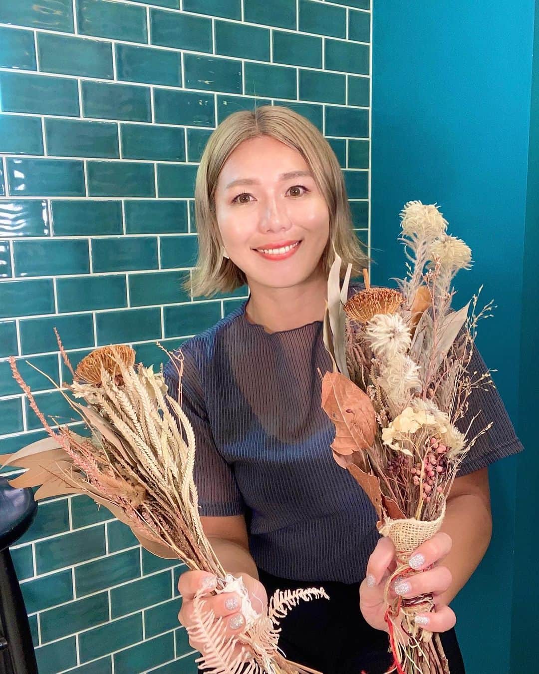 宮川紗麻亜さんのインスタグラム写真 - (宮川紗麻亜Instagram)「🌻 お久しぶりです！笑 気づけばもう11月中旬…もうすぐで2023年も終わっちゃいますね〜 皆様お元気ですか？わたくしは元気です🤙  ストーリーはちょいちょい投稿してたけど、フィード投稿は5月からしてなかったみたい😅 ちょっとサボりすぎましたね〜  これからは、ちゃんと投稿していきまーす！多分！笑 一時よりは余裕が出てきたので、一先ずは溜まっていた思い出や記録の写真を投稿しよう🌟 連投で私ばっかり出てきたらゴメンなさい！笑  そして今更ですが〜 わたくし、8月17日に40歳になりました🎂 お祝いのメッセージ、プレゼント等を下さった皆様、 ありがとうございました🤞❤️  40歳になって特別何も変わってはないけど、回復力が低下してきているのは間違いないです… 若々しくいられる様に、体力をつけて、若作りも頑張ります😏 これからも宜しくお願い致します💗  #8月 #august #mybirthday #happybirthday #40歳 #40代突入 #夏生まれ #summer #サマー  #summermiyagawa #宮川紗麻亜 段々ドライフラワーの持ち方が雑になってる💦」11月12日 15時22分 - sunflower__summer