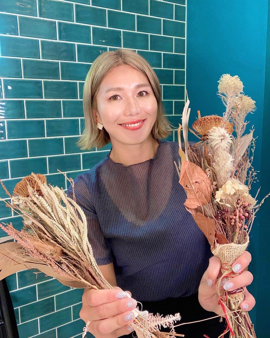 宮川紗麻亜さんのインスタグラム写真 - (宮川紗麻亜Instagram)「🌻 お久しぶりです！笑 気づけばもう11月中旬…もうすぐで2023年も終わっちゃいますね〜 皆様お元気ですか？わたくしは元気です🤙  ストーリーはちょいちょい投稿してたけど、フィード投稿は5月からしてなかったみたい😅 ちょっとサボりすぎましたね〜  これからは、ちゃんと投稿していきまーす！多分！笑 一時よりは余裕が出てきたので、一先ずは溜まっていた思い出や記録の写真を投稿しよう🌟 連投で私ばっかり出てきたらゴメンなさい！笑  そして今更ですが〜 わたくし、8月17日に40歳になりました🎂 お祝いのメッセージ、プレゼント等を下さった皆様、 ありがとうございました🤞❤️  40歳になって特別何も変わってはないけど、回復力が低下してきているのは間違いないです… 若々しくいられる様に、体力をつけて、若作りも頑張ります😏 これからも宜しくお願い致します💗  #8月 #august #mybirthday #happybirthday #40歳 #40代突入 #夏生まれ #summer #サマー  #summermiyagawa #宮川紗麻亜 段々ドライフラワーの持ち方が雑になってる💦」11月12日 15時22分 - sunflower__summer