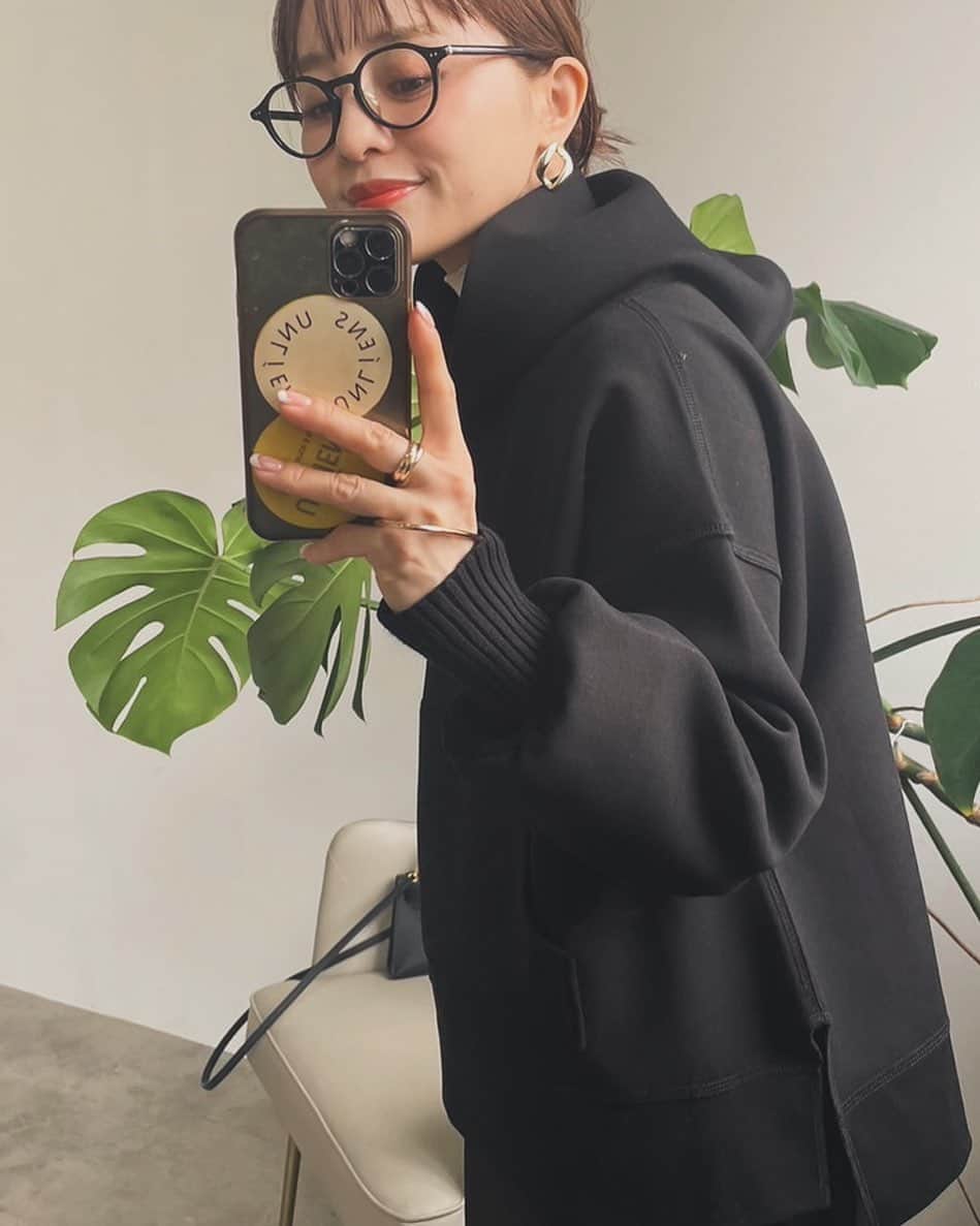 田中亜希子のインスタグラム：「手足が冷たくて秋飛び越えて冬が来たような気がしますね！  新しく着てみたのは @unliens.jp の20日発売の新作♡ とっても軽くて着心地がラクすぎていいのができた！  今週から少しづつ紹介していきますね〜☺︎  風邪ひかないように気を付けなきゃー🤧  #小柄コーデ#小柄女子 #低身長コーデ #低身長ファッション #おちびの輪 #シンプルコーデ#petitefashion #petiteoutfit #petitestyle#スウェット#カジュアル#カジュアルコーデ」