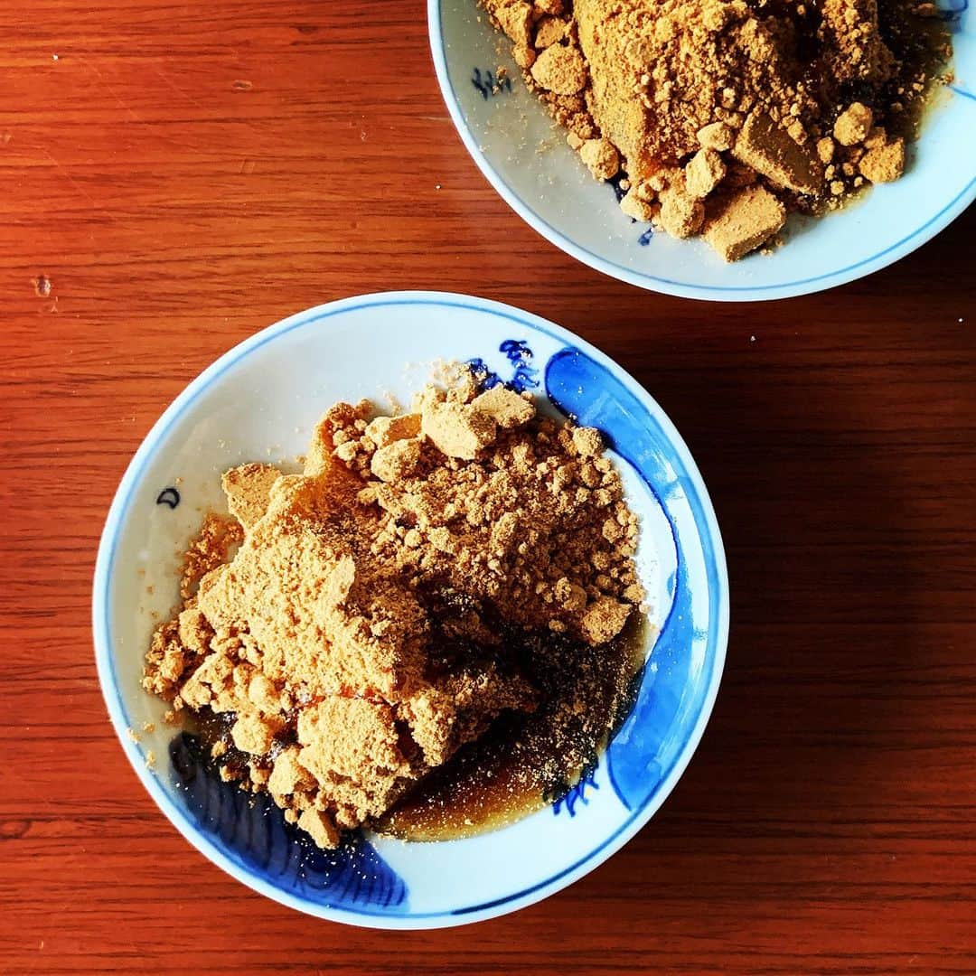 志摩有子のインスタグラム：「撮影の合間のおやつ。 喫茶ベレーのわらび餅、でろん。 でろんという名前が冗談じゃないほどの柔らかさ。みずみずしい味わいの手練りのわらび餅に香ばしいきなこがたっぷり。付属の黒蜜をなんと、家に忘れてきてしまったので、きび砂糖をに溶かしてきび蜜を作って代用。素朴な甘さでそれもよし。　  @velley_velley  #わらび餅でろん #でろん #テイクアウト #おやつタイム」