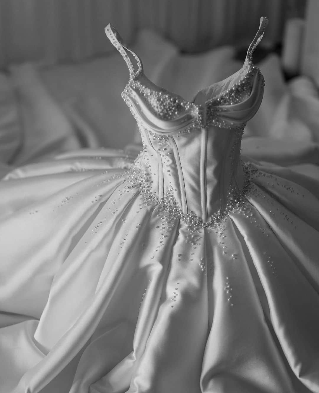 Steven Khalilのインスタグラム：「Dreamy couture details.  #stevenkhalil #stevenkhalilbride  @saltatelier_wedding」