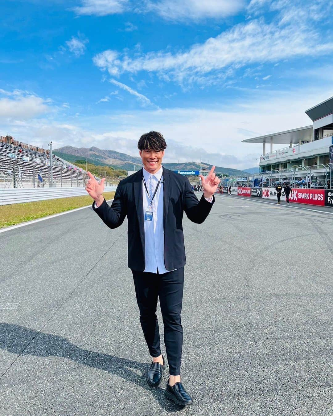 糸井嘉男のインスタグラム：「サーキットに❗️🏎️ には、スーパー超人がたくさんいました😳 #富士スピードウェイ  #スーパー耐久  #エアバスター #室伏広治 さん　#豊田章男 さん」