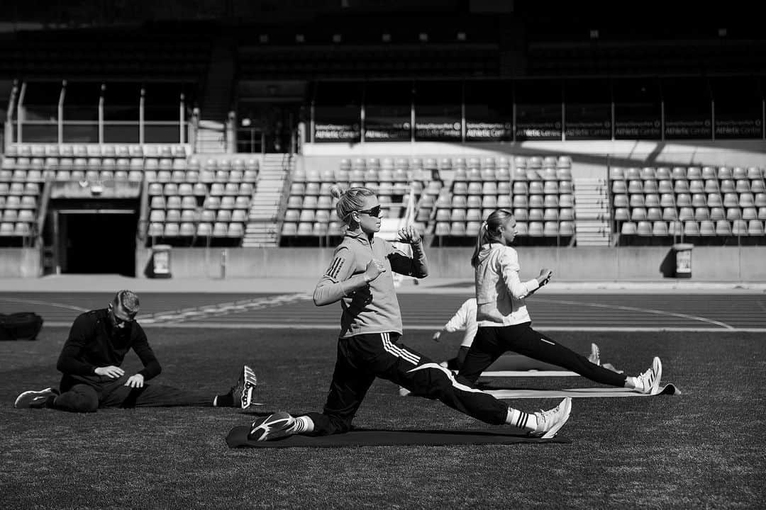 エレナー・パターソンのインスタグラム：「I’ve been back to werk in Syd for a lil bit now 😅🫠 with @lewchris behind the lens, he makes training look much more poetic then it feels 🥵」