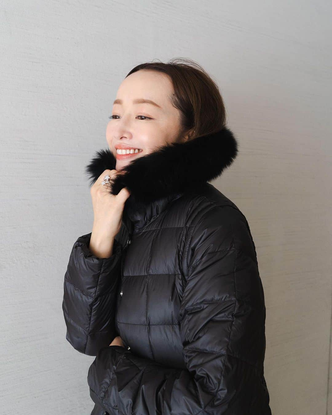 翁安芸さんのインスタグラム写真 - (翁安芸Instagram)「今年もTAION EXTRAの季節に☃️🤍  一気に冷え込んできて、いよいよ機能的で高級感ある @taionextra のインナーダウンが活躍❄️  簡単にファスナーで袖を付け替えたり、裾をアレンジしたりと何通りもの着方ができ、パーツを増やして組み合わせも楽しく、コーディネートの幅も豊富に。  ジャケットは、ヒーティングシステムによりダウン内の温度調整ができるのもとっても便利🤍  新作のフレアダウンスカートとニットダウンパンツのセットは、寒さ知らずのあったか❤️ スカートとウールのパンツは別々で着ても👍🏻  私はMサイズです🐧  TAION EXTRAのポップアップ🤍 11月15日から阪急うめだ本店 11月22日から伊勢丹新宿店  @taionextra #taionextra #タイオンエクストラ #新宿伊勢丹 #阪急うめだ本店 #インナーダウン #冬の必需品」11月12日 15時40分 - akinyc