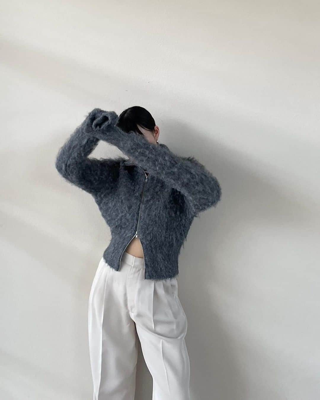 ETRÉ TOKYO ストアのインスタグラム：「@etretokyo  【Recommend items】  ㅤㅤㅤ ㅤㅤㅤ #ETREジップアップブラッシュニットカーディガン BEIGE / GREY / BLUE F size ¥22,000(tax in) ㅤㅤㅤ ㅤㅤ 本社スタッフ @etretokyo_sorami 162cm GREY着用  ㅤㅤㅤ @etretokyo_misaki 156cm BLUE着用  ㅤㅤㅤ┈┈┈┈┈┈┈┈┈┈┈┈┈┈┈┈┈┈┈ ㅤㅤㅤ ㅤㅤ  【INFORMATION】 ⁡ㅤㅤㅤ ⁡ ※ ルミネカード会員様限定で店舗通販のご利用が可能です。  ⁡ ※お電話がつながりにくい可能性がございます。 ⁡ ※また混雑時には入場制限及び 試着点数の制限を設けさせて頂きます。 予めご了承ください。 ⁡ ⁡ ご理解、ご協力を賜りますよう 心よりお願い申し上げます。   ㅤㅤㅤ 【LUMINE SHINJUKU STORE】 ETRÉ TOKYO ルミネ新宿2店 TEL：03-5989-0979  ー営業時間ー (平日、土日祝)11:00-21:00 ⁡  #etretokyo#etre#fashion#etretokyoshinjuku #etre#2023etre#etretokyo_staff_ootd#2023aw #大人ファッションコーデ #シンプルスタイル  #オトナカジュアルコーデ #カーディガンコーデ #カラーニット #ジップアップ #ニットコーディネート」
