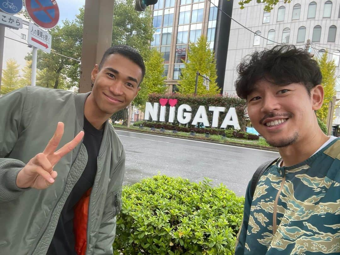 長谷川惠一さんのインスタグラム写真 - (長谷川惠一Instagram)「先日地元新潟で行われた『スポGOMI』にて、ゲストとして競技に参加させていただきました🙋‍♂️  『スポGOMI』とは、予め定められたエリアで、制限時間内に、チームワークでごみを拾い、ごみの量と質でポイントを競い合うスポーツです🗑️  初めての体験でしたが、自分の生まれ育った街を、スポーツという形で綺麗にできるなんて、なんと素敵なスポーツだろうか🤩✨  開会式と閉会式の挨拶までさせていただき光栄でした🥹 こうやって地元新潟のために、何か貢献が出来るというのはすごく嬉しいことです🤝  このような機会をいただき、JR東日本新潟支社の皆様をはじめ、新潟市役所や関係者の皆様ありがとうございました🙇‍♂️  また、同じチームでゴミ拾いをしていただいたジェクサーの皆さん、楽しかったです😊  改めてありがとうございました🫡  @_kazukisawai もお手伝いありがとう👍  スポGOMIや一希との新潟グルメ爆食いツアーの模様は、またYouTubeにもあげるので、ぜひそちらもご覧ください💁‍♂️  #スポgomi  #新潟  #勝手にpr大使  #ゴミ拾いはスポーツだ」11月12日 15時40分 - keiichihasegawa