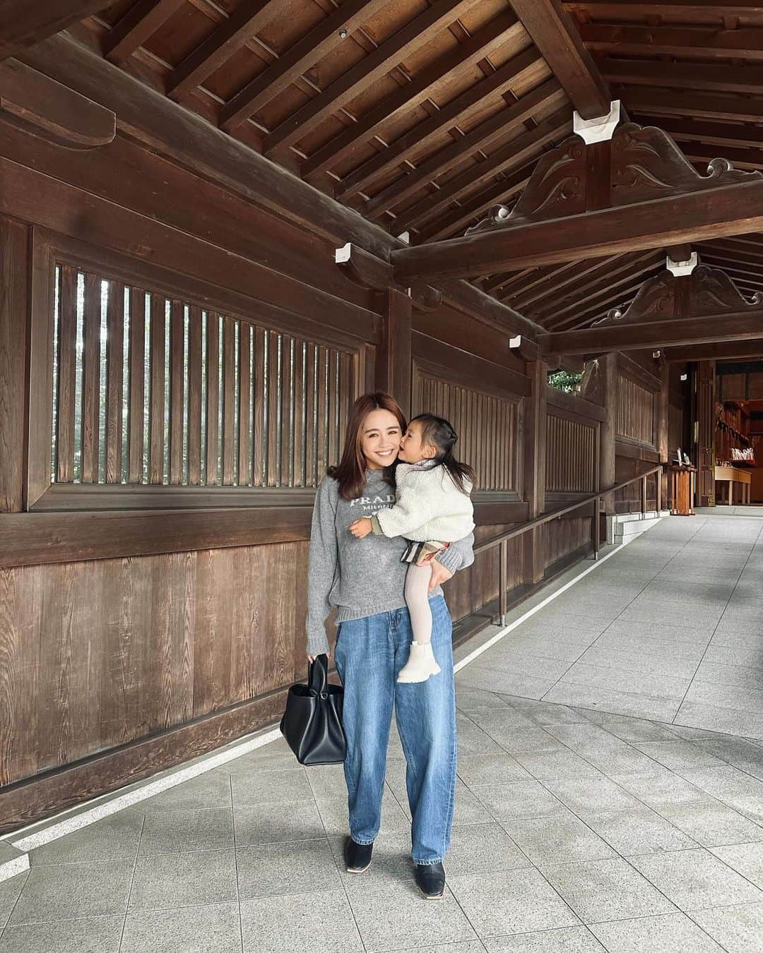 山本いさ奈さんのインスタグラム写真 - (山本いさ奈Instagram)「私のパワースポットへ⛩️ チョコバナナを見つけて欲しいとねだる娘🥺 チョコもバナナも嫌いなのに、カラフルな物に魅力を感じる子供🩷🍌 可愛い。笑  #子供のいる暮らし」11月12日 15時47分 - _____isana_____