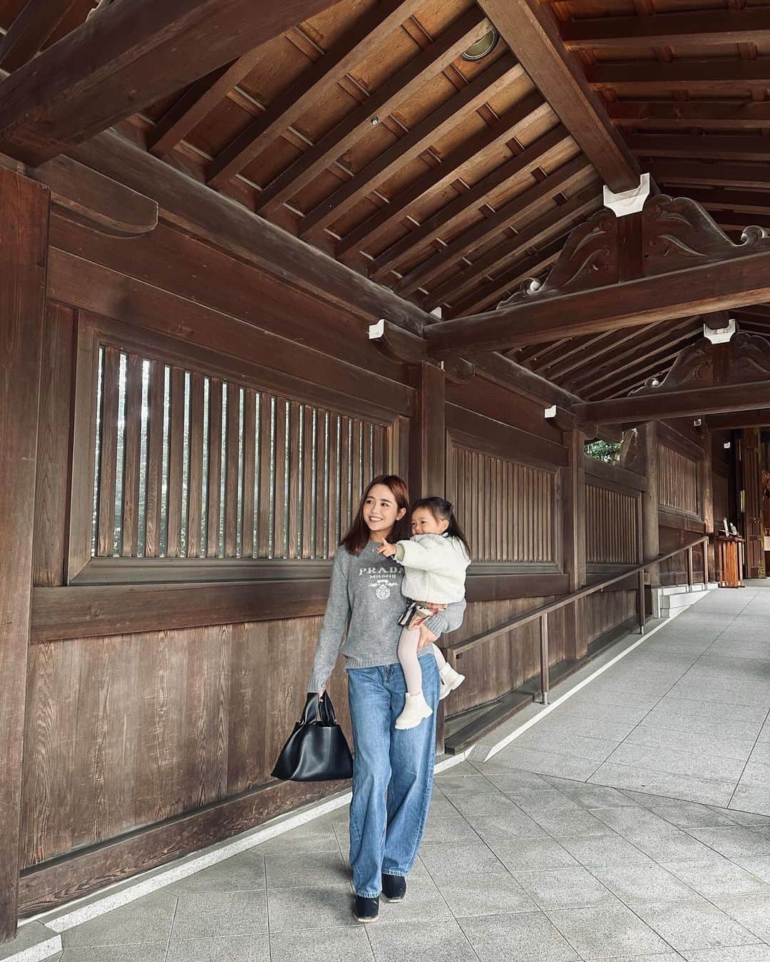 山本いさ奈のインスタグラム：「私のパワースポットへ⛩️ チョコバナナを見つけて欲しいとねだる娘🥺 チョコもバナナも嫌いなのに、カラフルな物に魅力を感じる子供🩷🍌 可愛い。笑  #子供のいる暮らし」