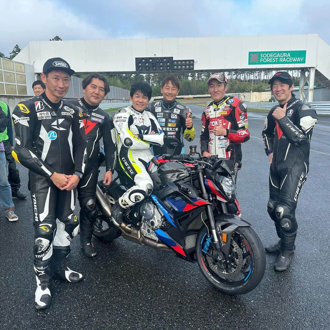 原田哲也のインスタグラム：「BMW Motorrad Circuit Experienced in 袖ヶ浦！ 朝イチの走行時の気温8度！ 激寒の中恐る恐るコースインしたのですが、ミシュランパワーGP！しっかりとグリップしてくれてウエットコンディションでも楽しく走れました。 このタイヤオススメです！ 参加された皆様ありがとうございました。 #araihelmet #dainese #michelin#bmwmotorrad」