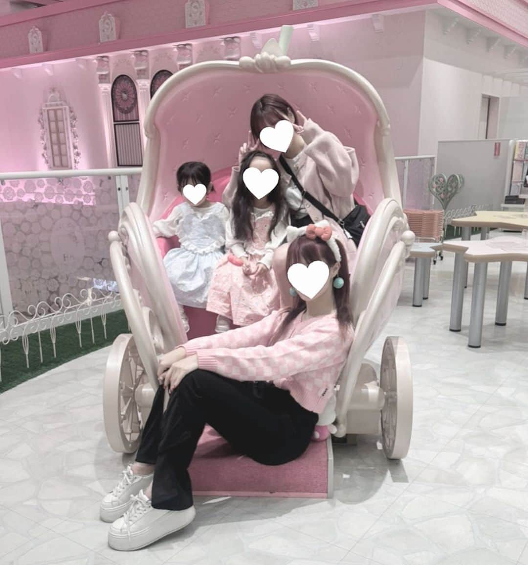 結城らんさんのインスタグラム写真 - (結城らんInstagram)「全身キティちゃんで家族といとこといとこ娘ちゃん達とピューロランド♥️🎄🎀」11月12日 15時47分 - ransensei_pink