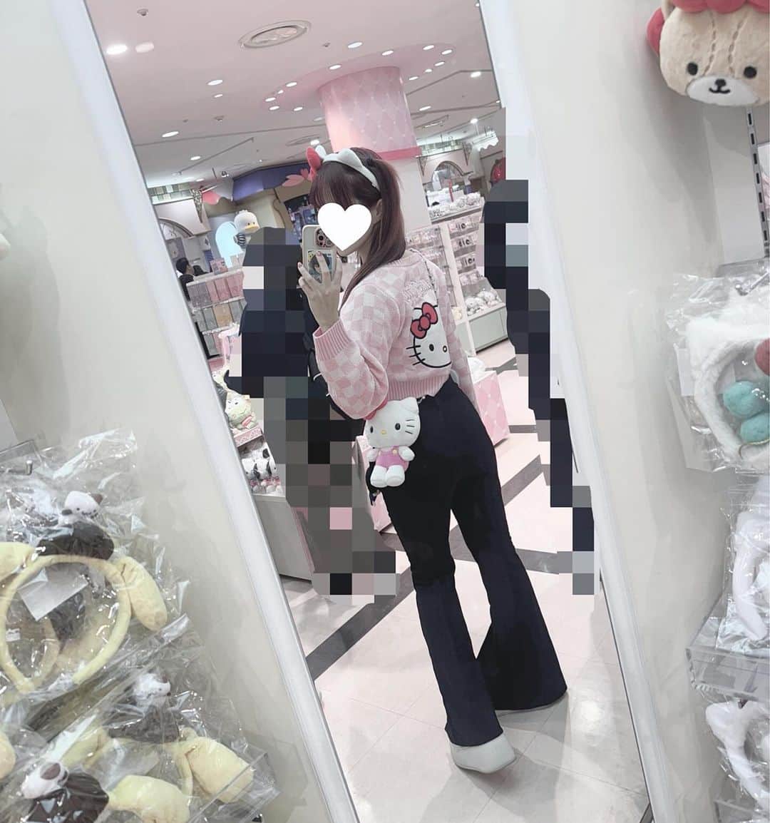 のインスタグラム：「全身キティちゃんで家族といとこといとこ娘ちゃん達とピューロランド♥️🎄🎀」