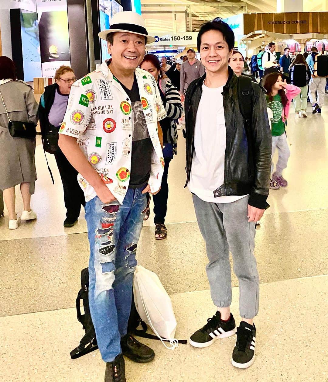 のインスタグラム：「エクアドル旅、最後の投稿はロサンゼルスから😊✌️ 今回、 YOROIZUKAから同行してくれたのは勤続16年目になるTOSHIのChocolat Chefの順一。 奥様も元TOSHIのスタッフで順一は童顔ですが三人の頼もしいパパであります🎵 今回改めて感じましたのは会社運営にしても菓子作りにしても素材作りにしても一番大切なのは人。 仮に技術があってもお金があっても応援して下さる方がいないと何も出来ません。 これからはスタッフの皆んなと世界中の支援下さる方々と一緒になって、より一層美味しい菓子作りを目指していきます🙇⤴️。 間も無くロサンゼルスを経ち次の投稿は日本からになります＼(^o^)／ #toshiyoroizuka #鎧塚俊彦　#トシヨロイヅカ　#kaoka #ショコラ　#エクアドル　#ロサンゼルス」