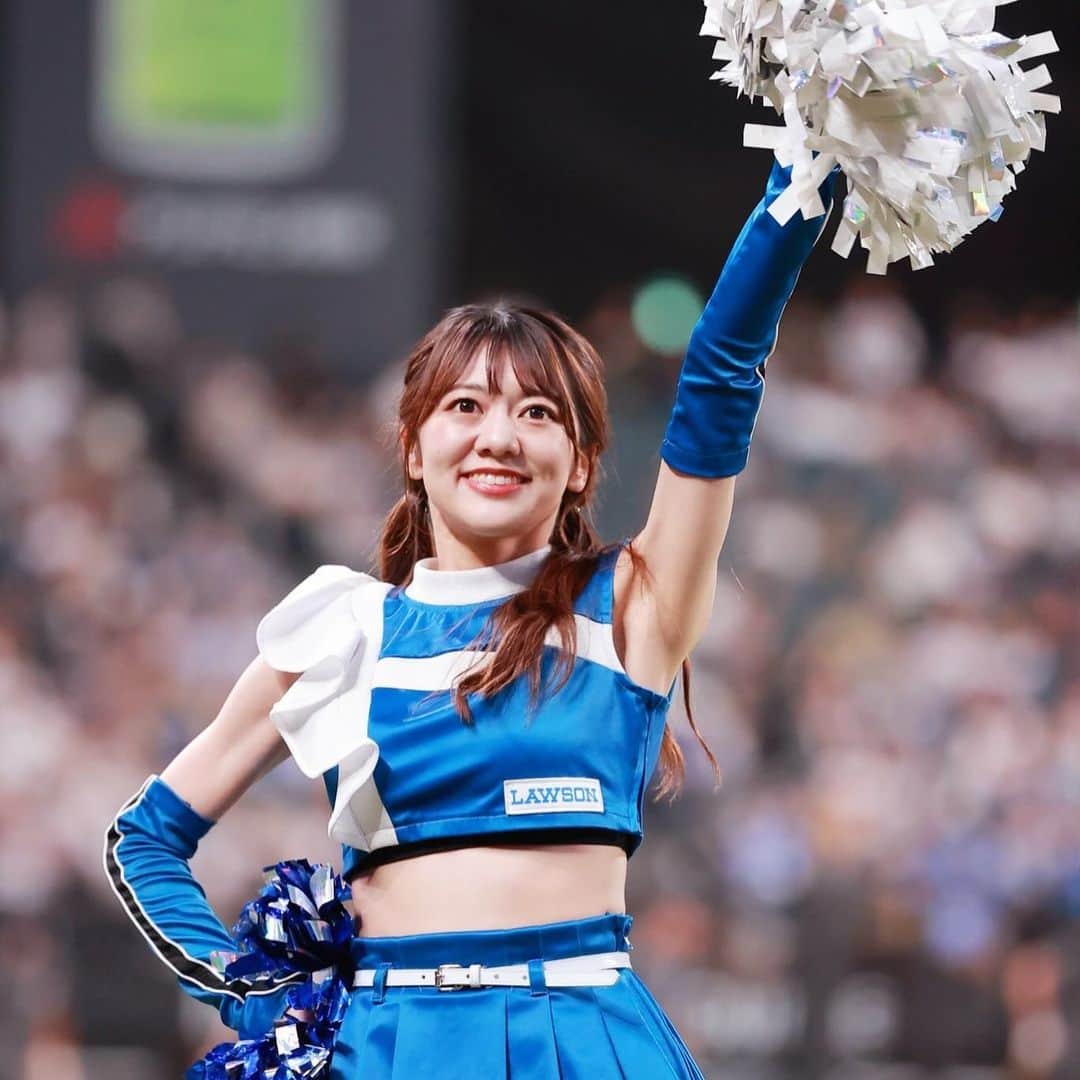 ファイターズガールのインスタグラム：「. 大好きなファイターズファンの皆さま こんにちは、日戸琴音です💐 今シーズンも温かいご声援、ありがとうございました❕  私は今シーズンを持ちまして、ファイターズガールを卒業いたします。  加入時の2020シーズンは多くの活動が制限され、 『満員の景色が見たい』『皆さまと笑顔でお話しがしたい』と強く願いましたが それも今日までの活動で沢山叶えることができました！  各市町村のイベントや遠征では多くの方々とお会いすることができ、 ファイターズガールとして故郷に足を運べたことは一生忘れられない思い出です🥲  また、プロ野球チアのブームや札幌ドーム最終年、新球場の開業など、目まぐるしく過ぎる日々の中で多くの貴重な経験をさせていただきました。 そのかけがえのない時間の全てに感謝しています🤝🏻  同期がいない中、時には不安や心細さもありましたが、 無事に駆け抜けることができたのは支えてくれた家族や友達、いつも応援してくださった皆さまのおかげです🙇🏻  来シーズンこそは、チームの輝かしい順位が見られることを願って… 私は4年間の経験と思い出を糧に、この先も気持ちを強く歩んでいこうと思います✨  皆さまにお会いできて本当に幸せでした！ 素敵な4年間をありがとうございました🤍  #ファイターズガール #lovefighters #北海道日本ハムファイターズ #新時代 #FANS_ARE_OUR_TREASURE #thankyou #fightersgirl #日戸琴音」