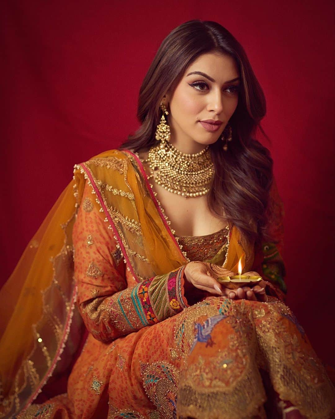 ハンシカ・モトワニのインスタグラム：「Happy Diwali 🪔 • • • • 🧿 Styled by : @niru05_raghupathy Outfit: @rimpleandharpreet Jewellery: @sanzanyjewels @dipublicrelations Shot by: @gohil_jeet @sankpalsavita」