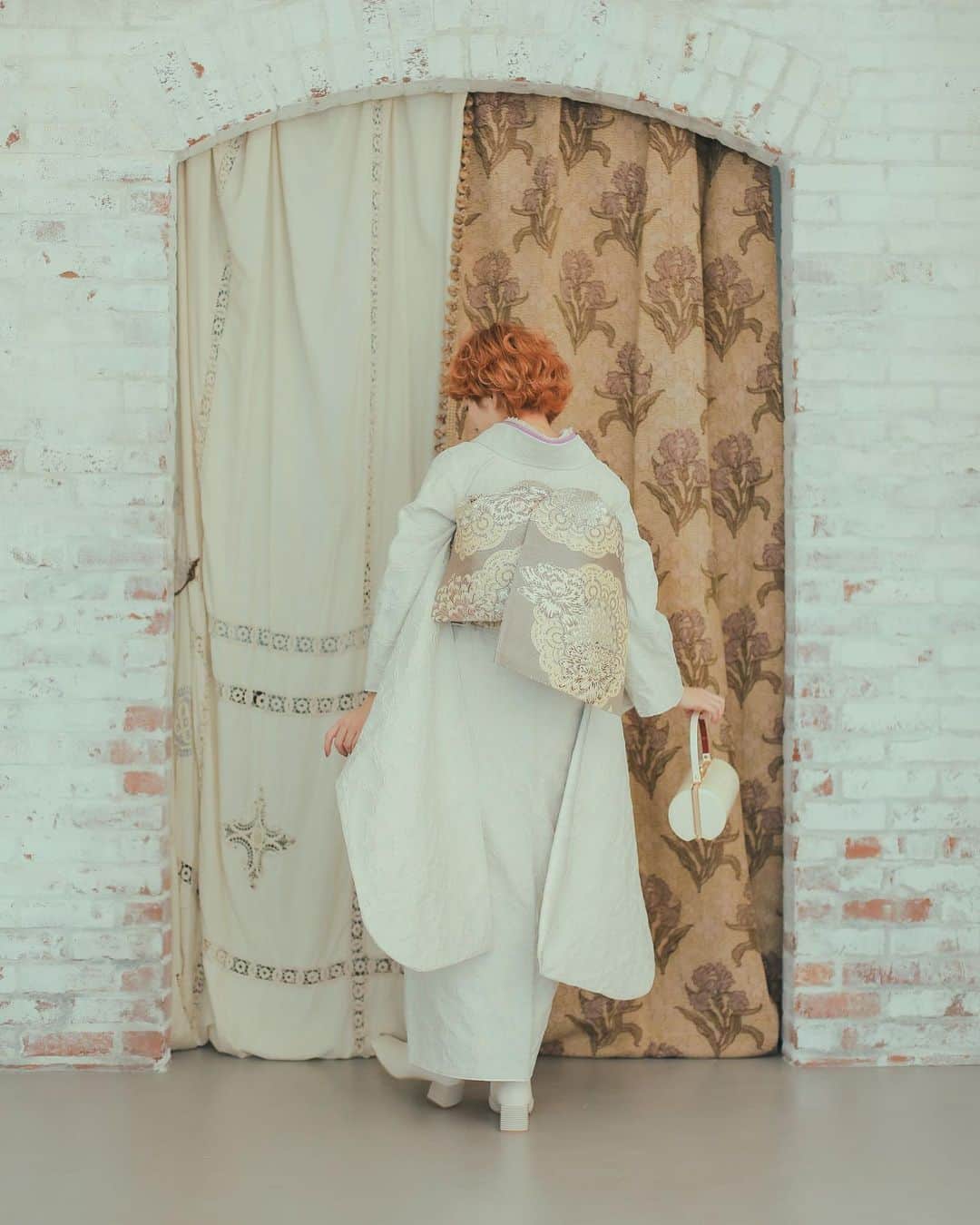 Akinori Shimizuさんのインスタグラム写真 - (Akinori ShimizuInstagram)「hurisode photo.  hair&make @jn.sy______  hurisode @aedam_furisode   成人式のヘアセット、メイク、お着付けのご予約は お電話又DMにてお問い合わせ下さい👘💐  2do(ニド)  〒433-8123  静岡県浜松市中区幸4丁目18-19 1F TEL 053-522-8056 定休日 毎週月曜日、第3日曜日 営業時間  平日 10:00〜19:00 　　　　(カット最終受付18:00)  土日祝 9:00〜18:00 　　　　(カット最終受付17:00) 駐車場 6台あり  #浜松ヘアアレンジ #浜松美容室 #浜松ヘアサロン #成人式ヘア #成人式」11月12日 15時54分 - akinorihair