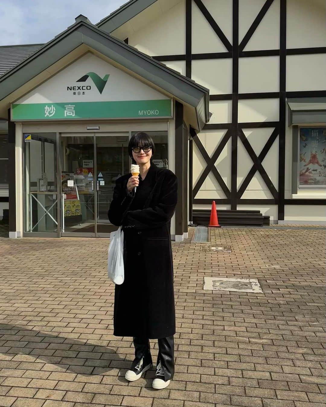 新井貴子さんのインスタグラム写真 - (新井貴子Instagram)「お使いを頼みました。  あざます！！🥹🍦 寒い日のアイスは別格です。」11月12日 15時54分 - kikoarai